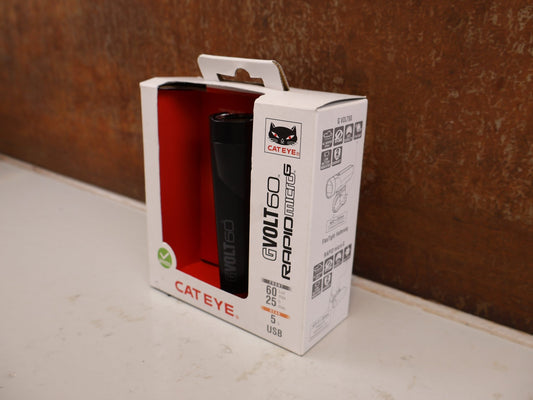 Sonstiges von Cateye, CATEYE GVOLT 60 AKKU FRONTLICHT 60 LUX STVZO (OHNE RÜCKLICHT) vor USEDBIKES-OB.DE Hintergrund