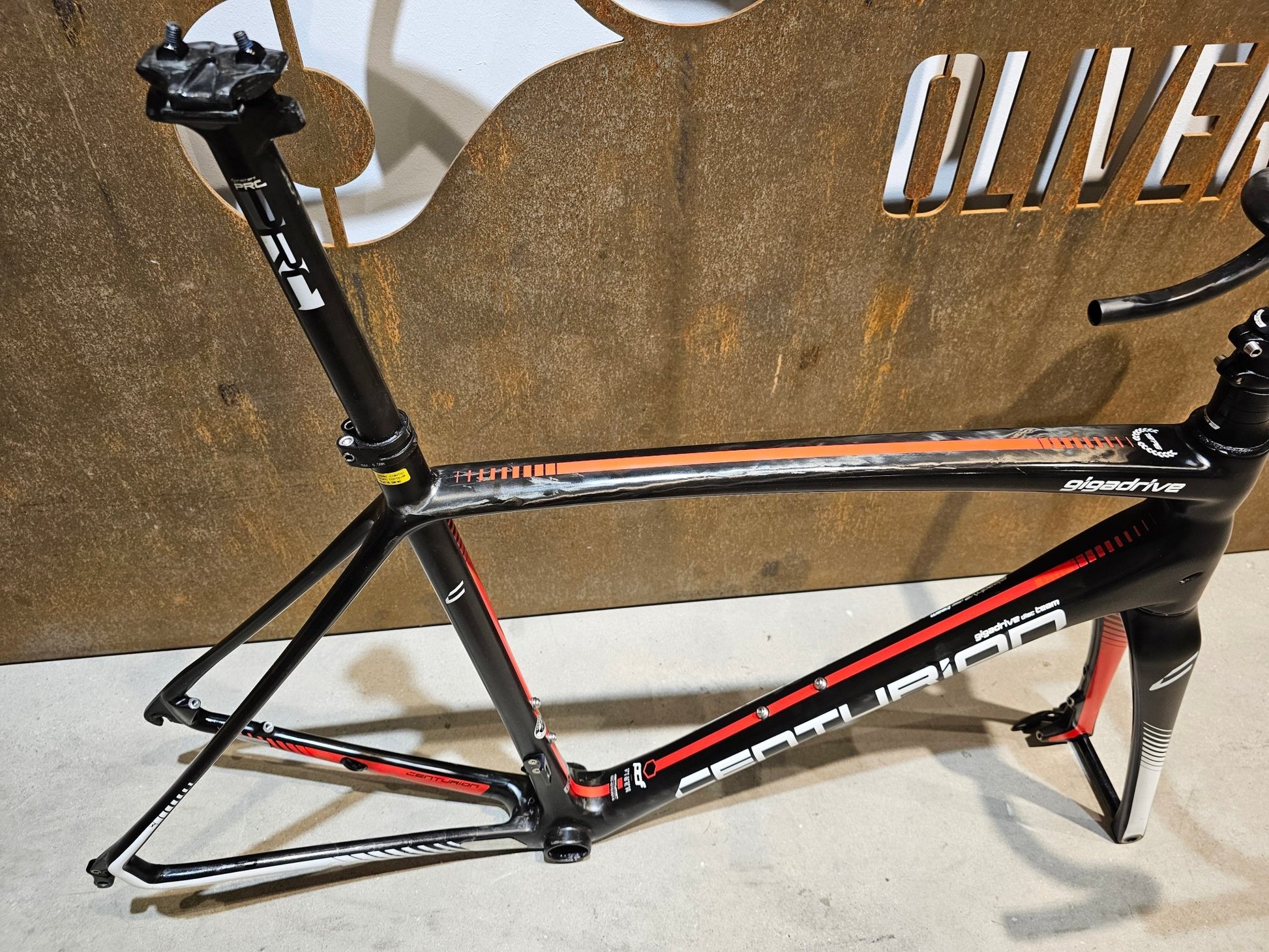 Rennradrahmen von Centurion, CENTURION GIGADRIVE DISC TEAM / 56CM in variant_title vor USEDBIKES - OB.DE Hintergrund