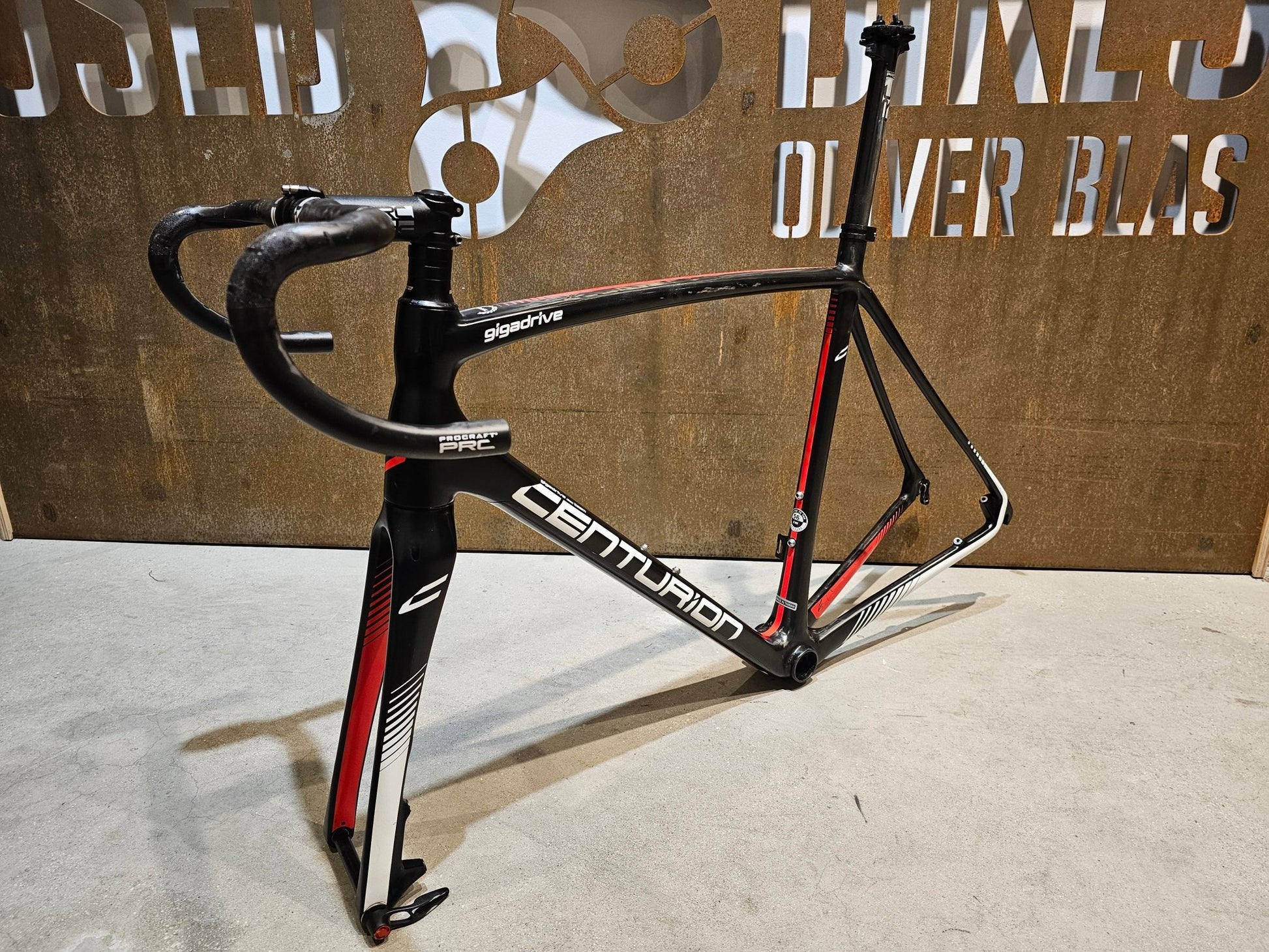 Rennradrahmen von Centurion, CENTURION GIGADRIVE DISC TEAM / 56CM in variant_title vor USEDBIKES - OB.DE Hintergrund