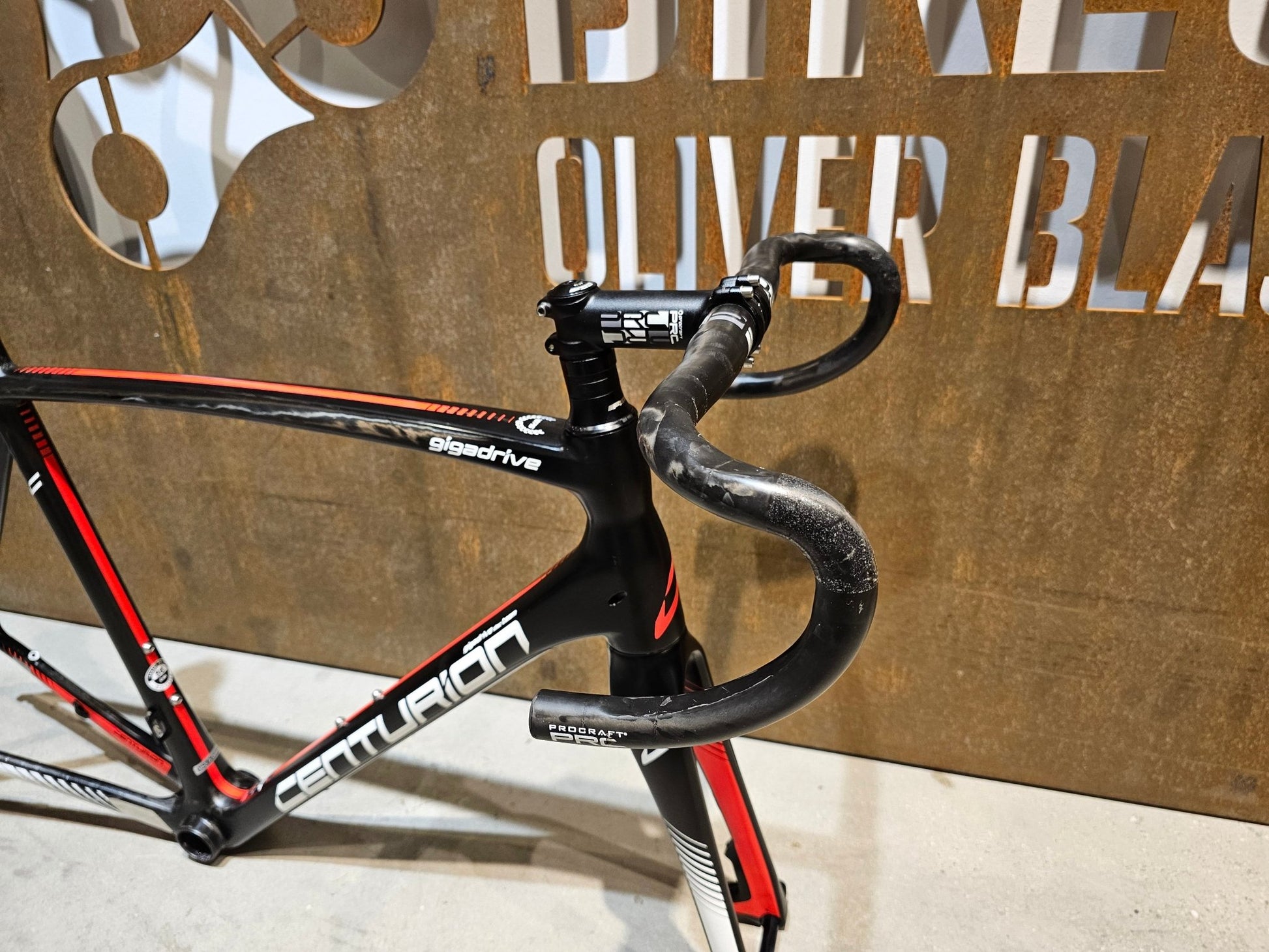 Rennradrahmen von Centurion, CENTURION GIGADRIVE DISC TEAM / 56CM in variant_title vor USEDBIKES - OB.DE Hintergrund