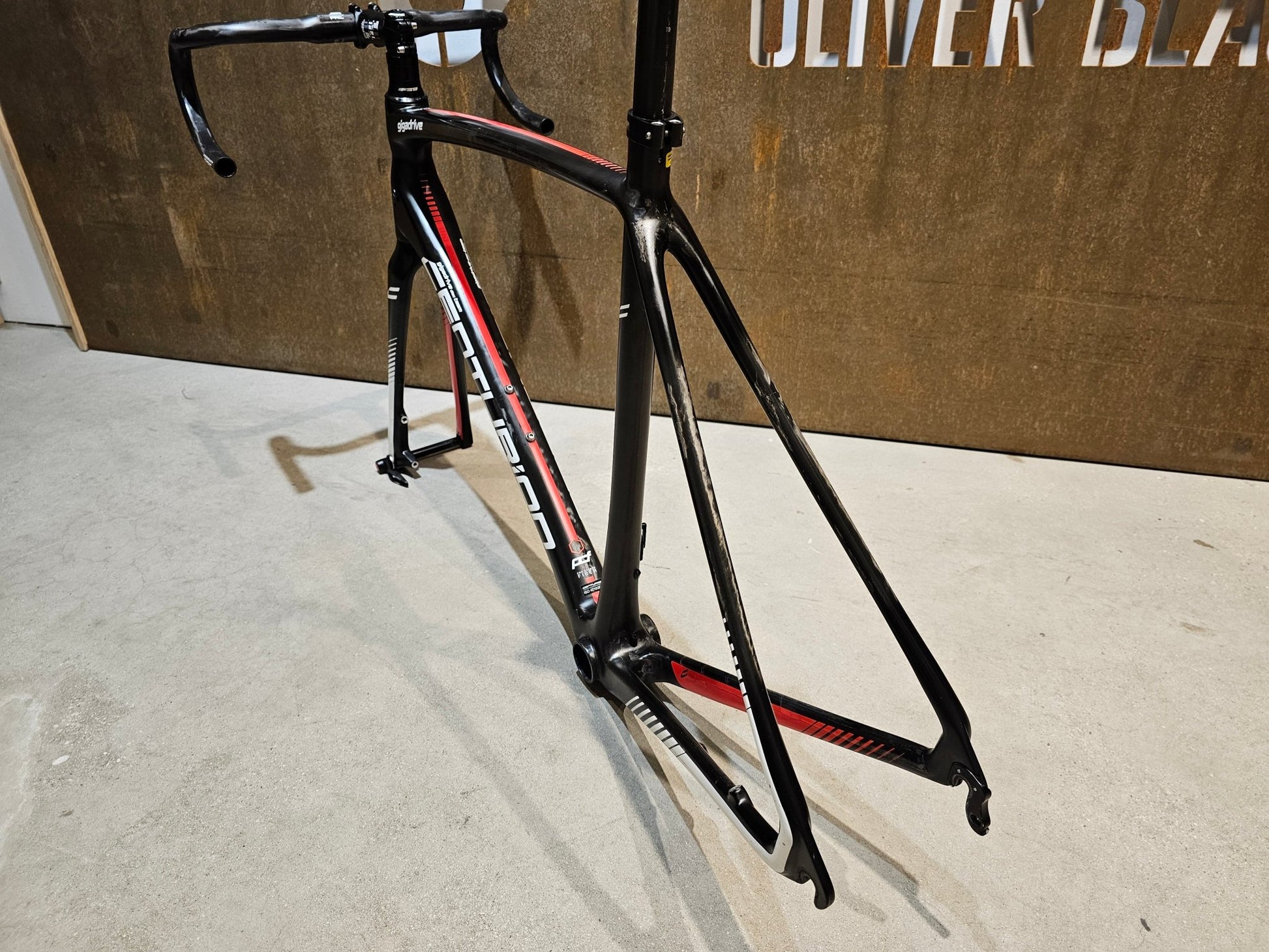 Rennradrahmen von Centurion, CENTURION GIGADRIVE DISC TEAM / 56CM in variant_title vor USEDBIKES - OB.DE Hintergrund