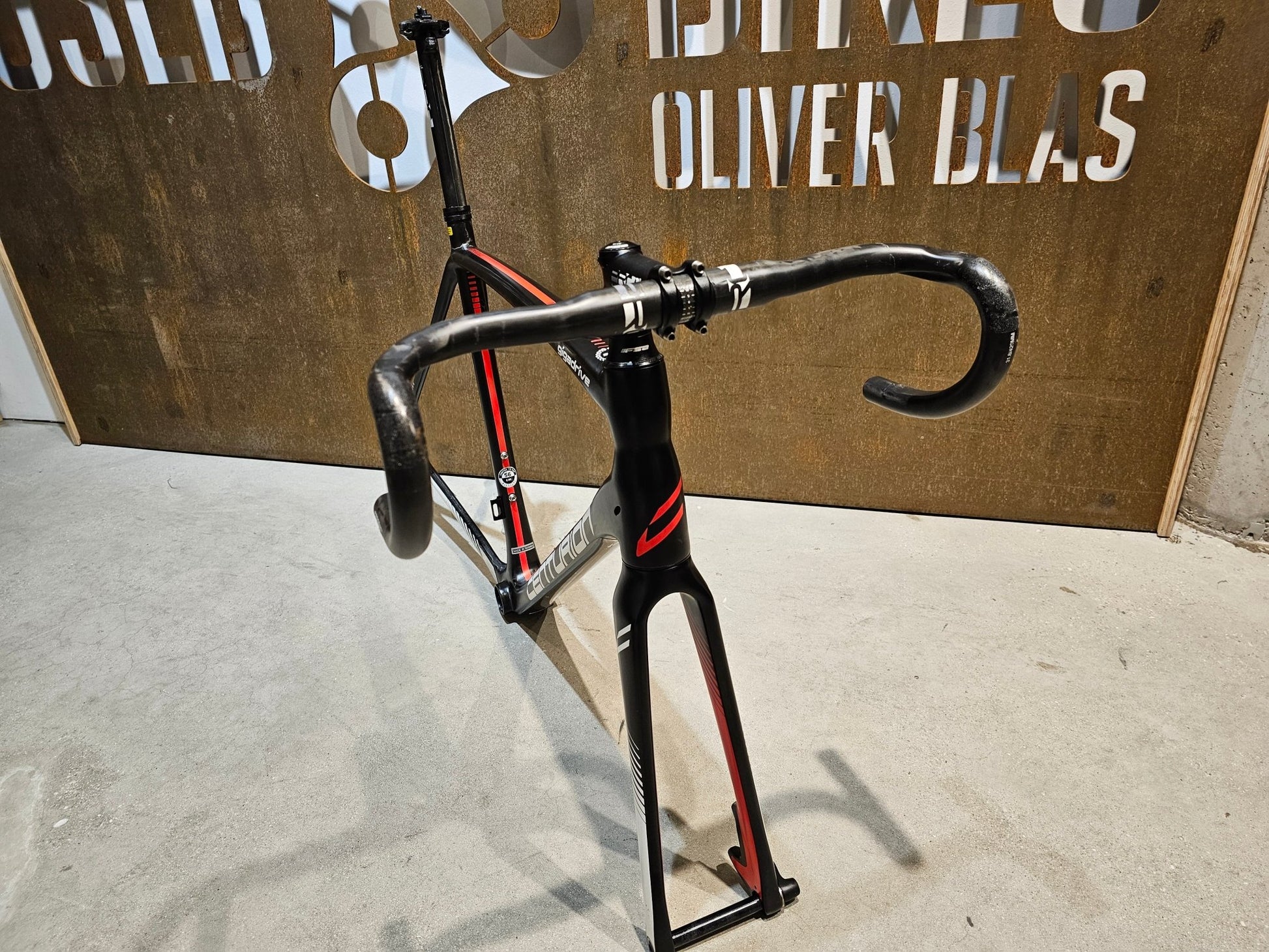 Rennradrahmen von Centurion, CENTURION GIGADRIVE DISC TEAM / 56CM in variant_title vor USEDBIKES - OB.DE Hintergrund