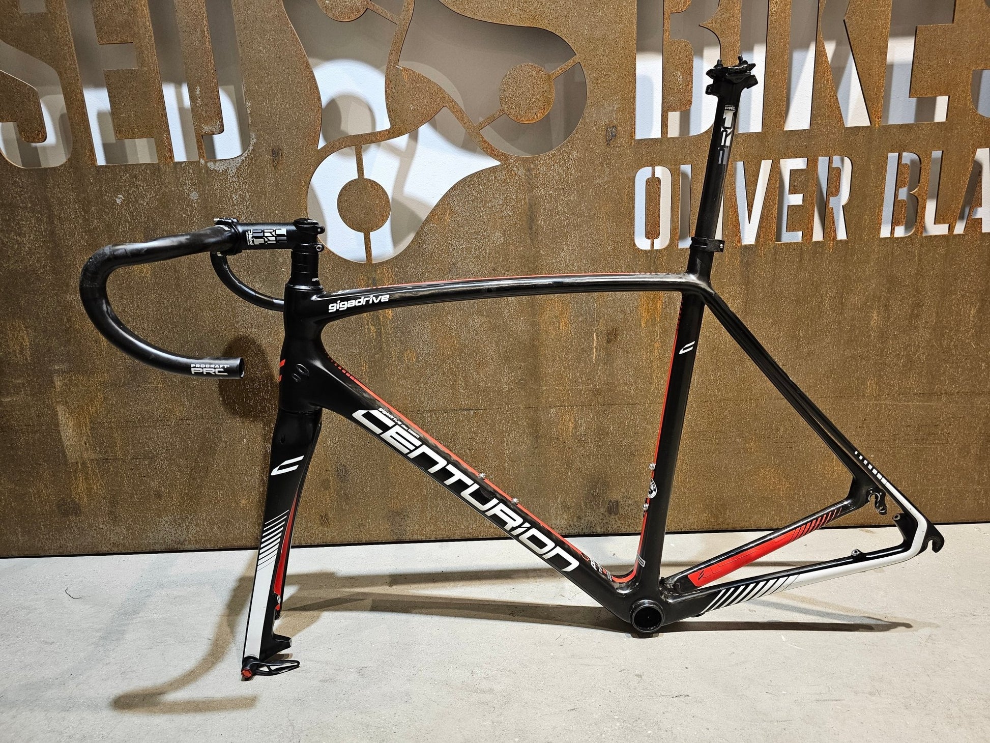 Rennradrahmen von Centurion, CENTURION GIGADRIVE DISC TEAM / 56CM in variant_title vor USEDBIKES - OB.DE Hintergrund