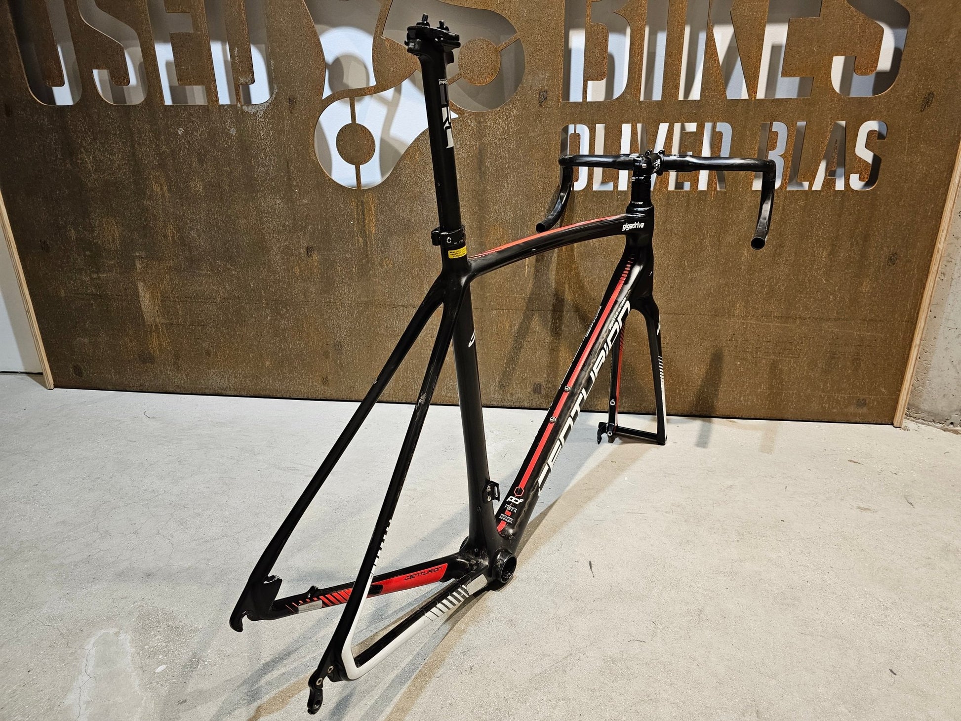 Rennradrahmen von Centurion, CENTURION GIGADRIVE DISC TEAM / 56CM in variant_title vor USEDBIKES - OB.DE Hintergrund