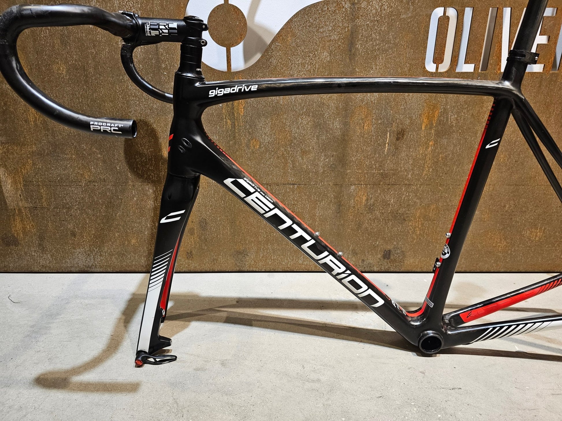 Rennradrahmen von Centurion, CENTURION GIGADRIVE DISC TEAM / 56CM in variant_title vor USEDBIKES - OB.DE Hintergrund