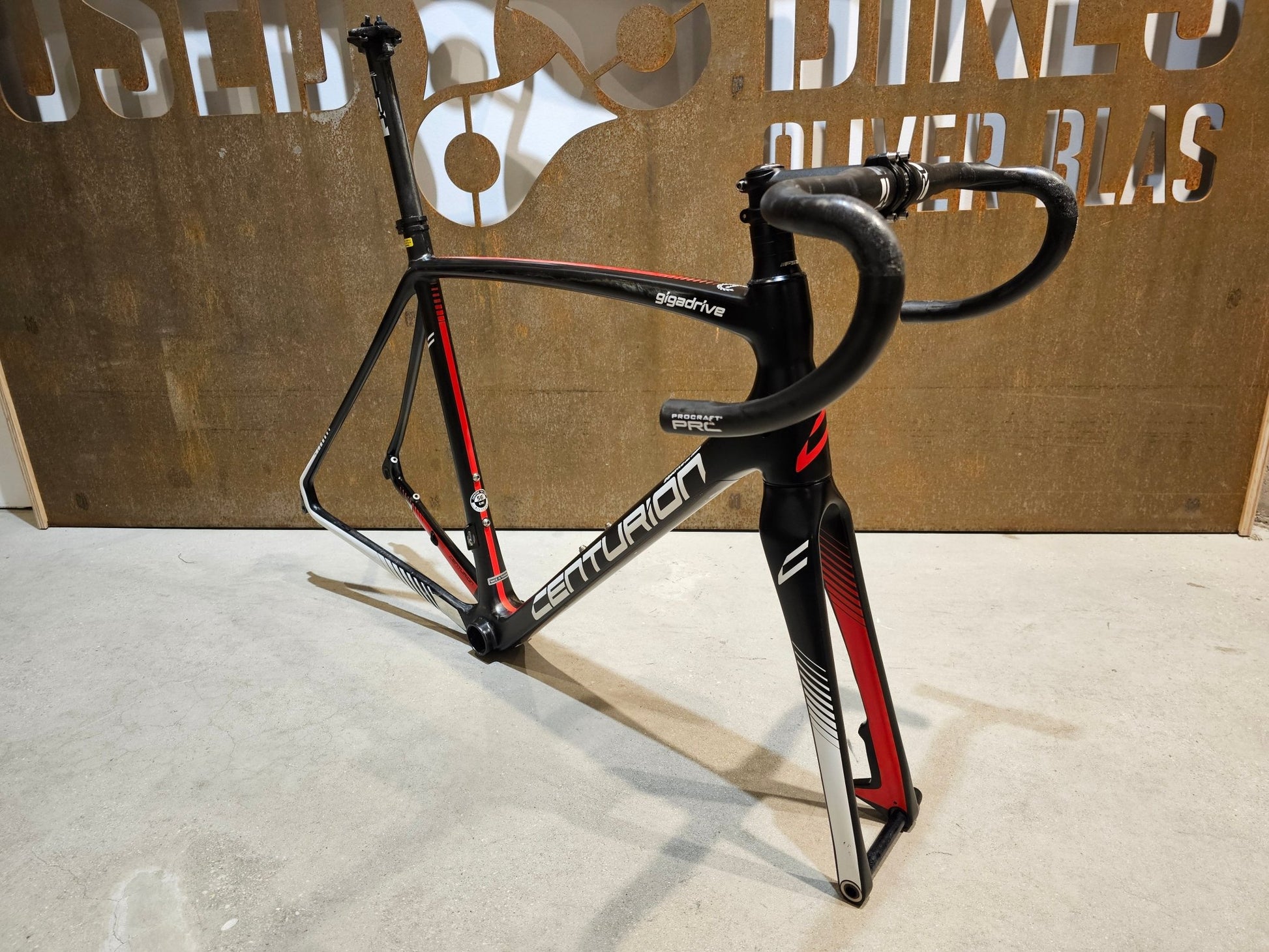 Rennradrahmen von Centurion, CENTURION GIGADRIVE DISC TEAM / 56CM in variant_title vor USEDBIKES - OB.DE Hintergrund