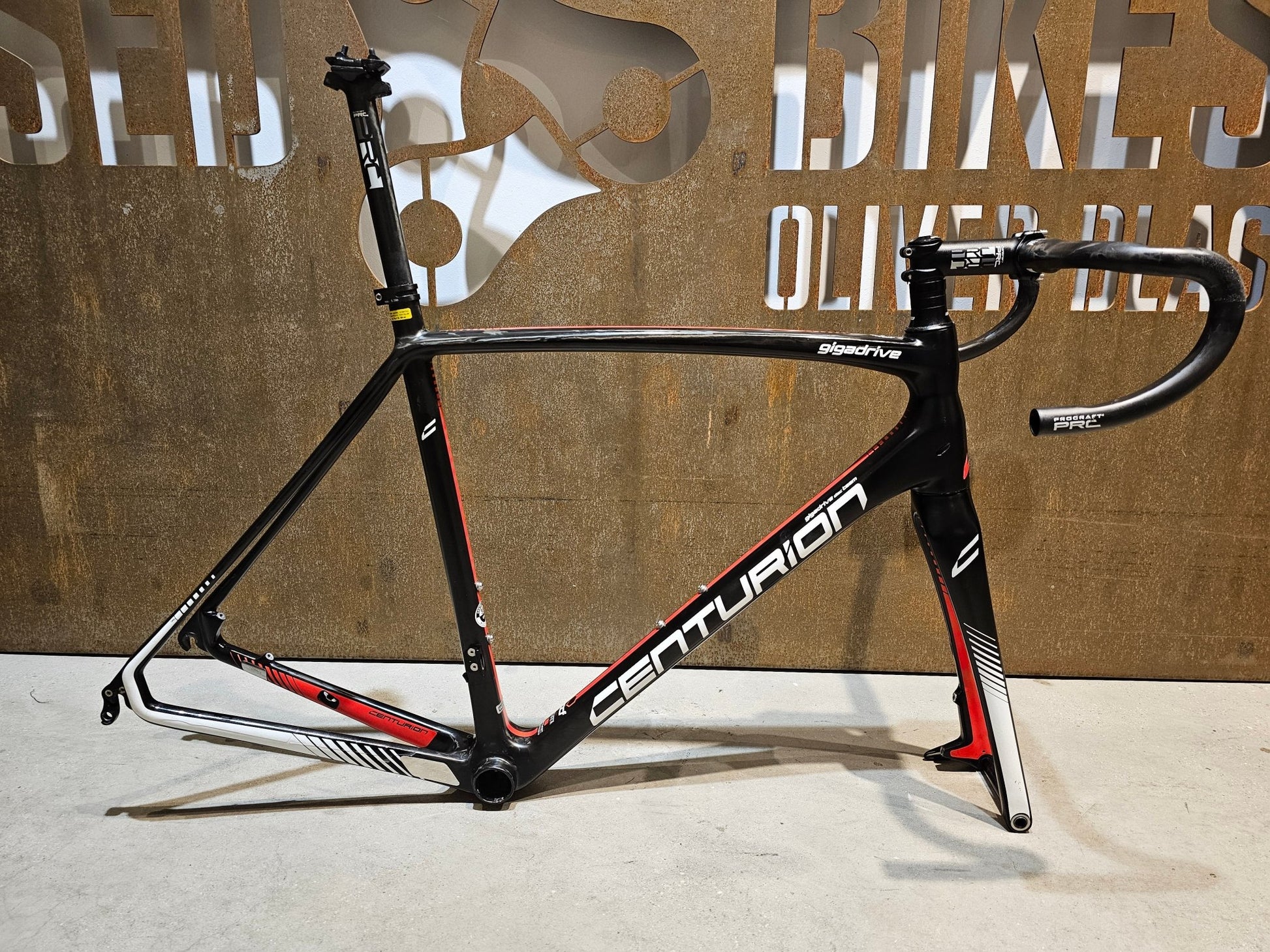 Rennradrahmen von Centurion, CENTURION GIGADRIVE DISC TEAM / 56CM in variant_title vor USEDBIKES - OB.DE Hintergrund