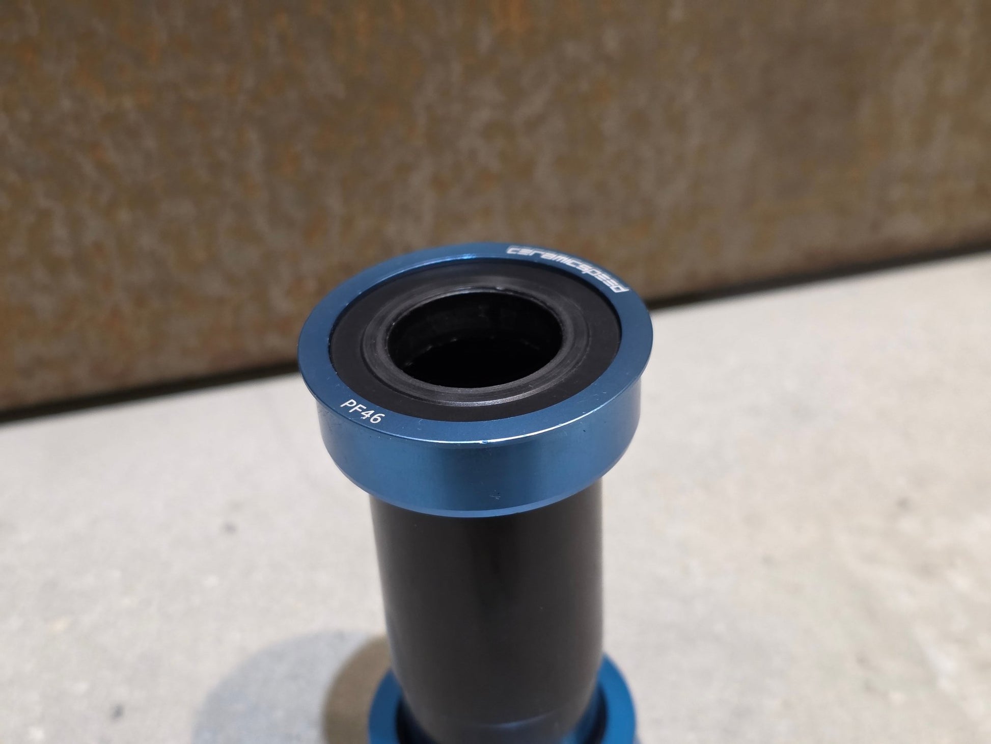 Innenlager von Ceramicspeed, CERAMICSPEED BBRIGHT INNENLAGER PF46 24MM / BLAU in variant_title vor USEDBIKES - OB.DE Hintergrund