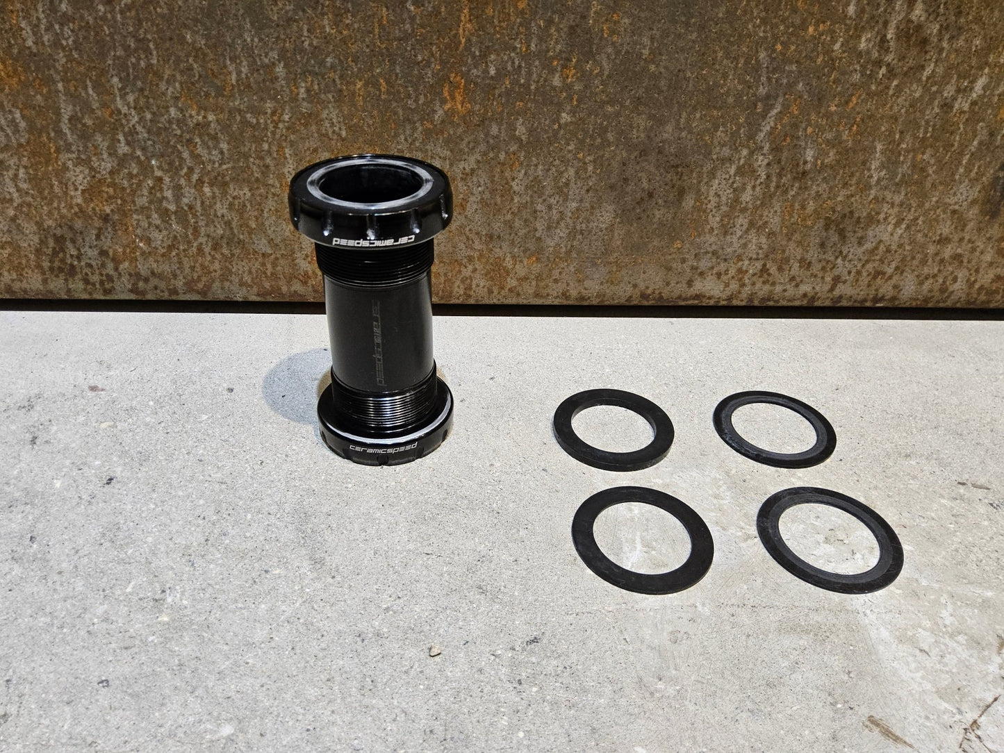 Innenlager von Ceramicspeed, CERAMICSPEED INNENLAGER BSA DUB 29MM vor USEDBIKES - OB.DE Hintergrund