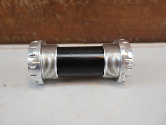 Innenlager von Ceramicspeed, CERAMICSPEED INNENLAGER BSA SHIMANO 24 MM / SILBER vor USEDBIKES-OB.DE Hintergrund