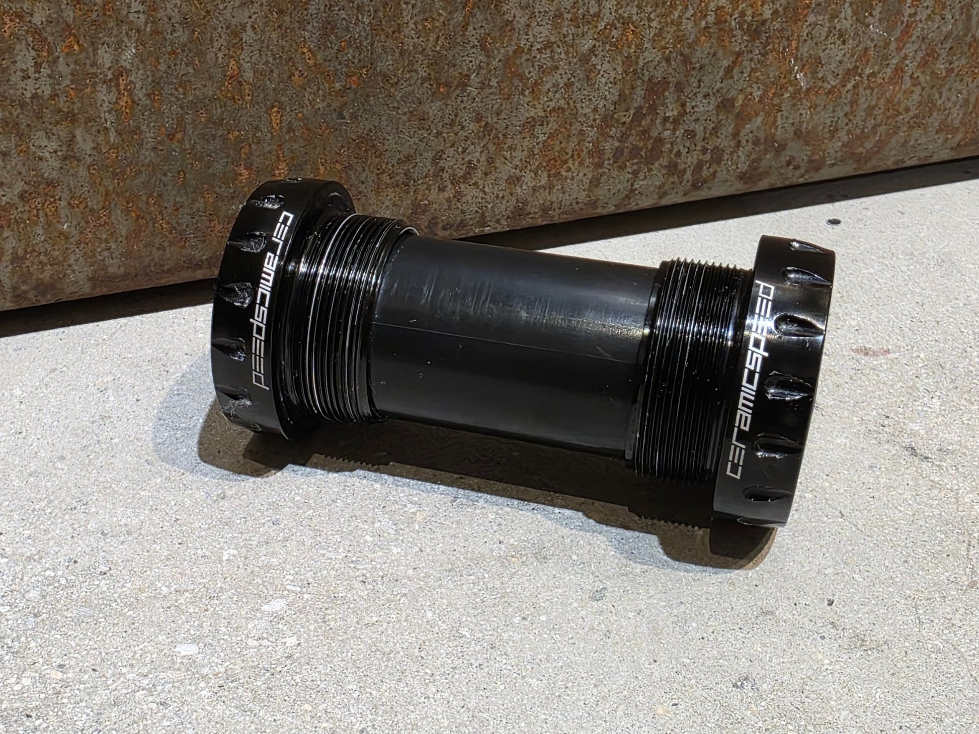 Innenlager von Ceramicspeed, CERAMICSPEED INNENLAGER COATED BSA SHIMANO 24MM vor USEDBIKES - OB.DE Hintergrund