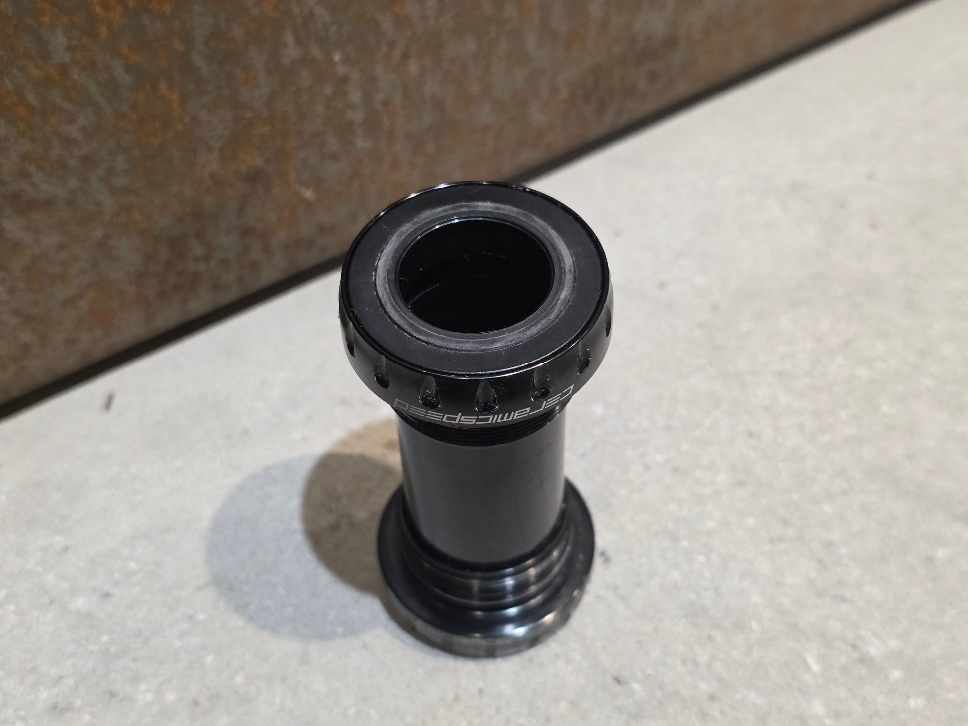 Innenlager von Ceramicspeed, CERAMICSPEED INNENLAGER COATED BSA SHIMANO 24MM vor USEDBIKES - OB.DE Hintergrund