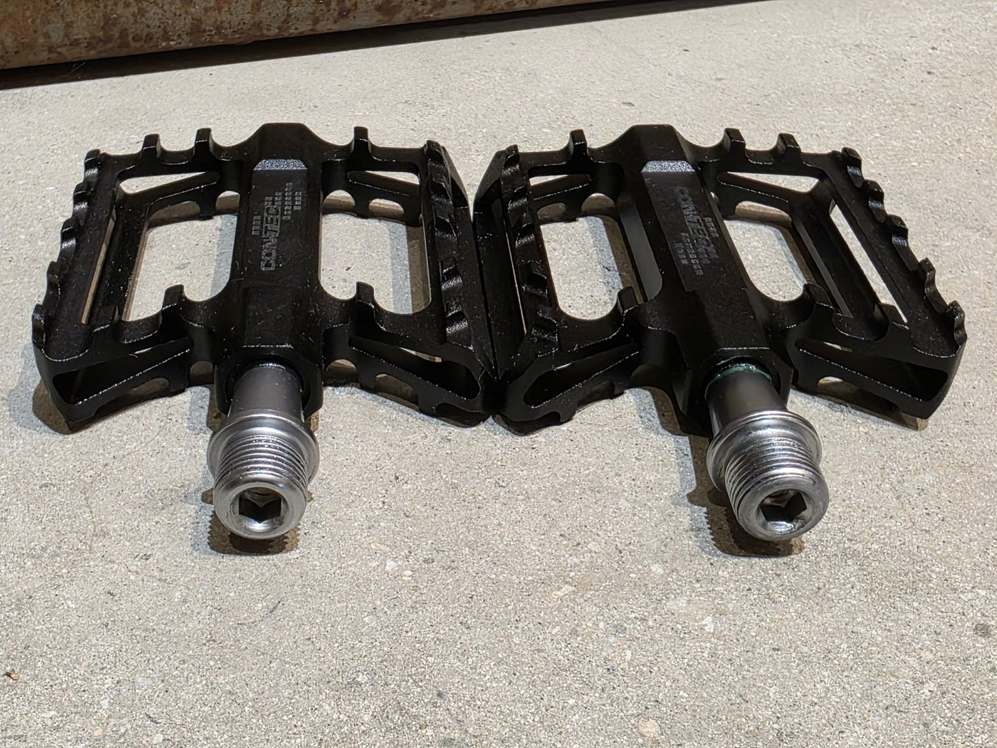 Pedale von Contec, CONTEC TRAIL2 PLATTFORM / MOUNTAINBIKE PEDAL vor USEDBIKES - OB.DE Hintergrund