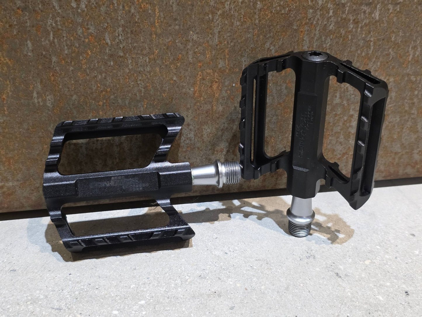 Pedale von Contec, CONTEC TRAIL2 PLATTFORM / MOUNTAINBIKE PEDAL vor USEDBIKES - OB.DE Hintergrund