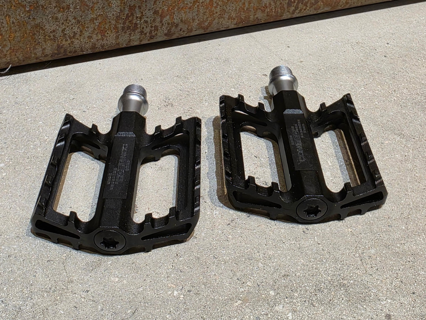 Pedale von Contec, CONTEC TRAIL2 PLATTFORM / MOUNTAINBIKE PEDAL vor USEDBIKES - OB.DE Hintergrund