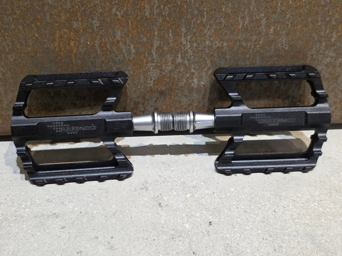 Pedale von Contec, CONTEC TRAIL2 PLATTFORM / MOUNTAINBIKE PEDAL vor USEDBIKES - OB.DE Hintergrund