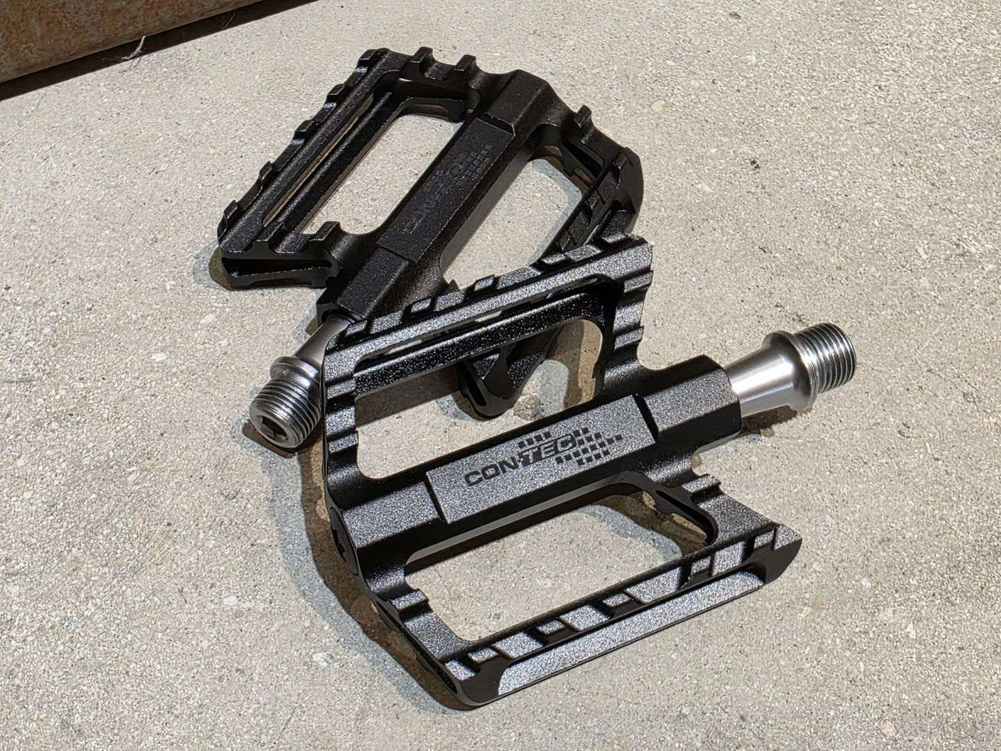Pedale von Contec, CONTEC TRAIL2 PLATTFORM / MOUNTAINBIKE PEDAL vor USEDBIKES - OB.DE Hintergrund