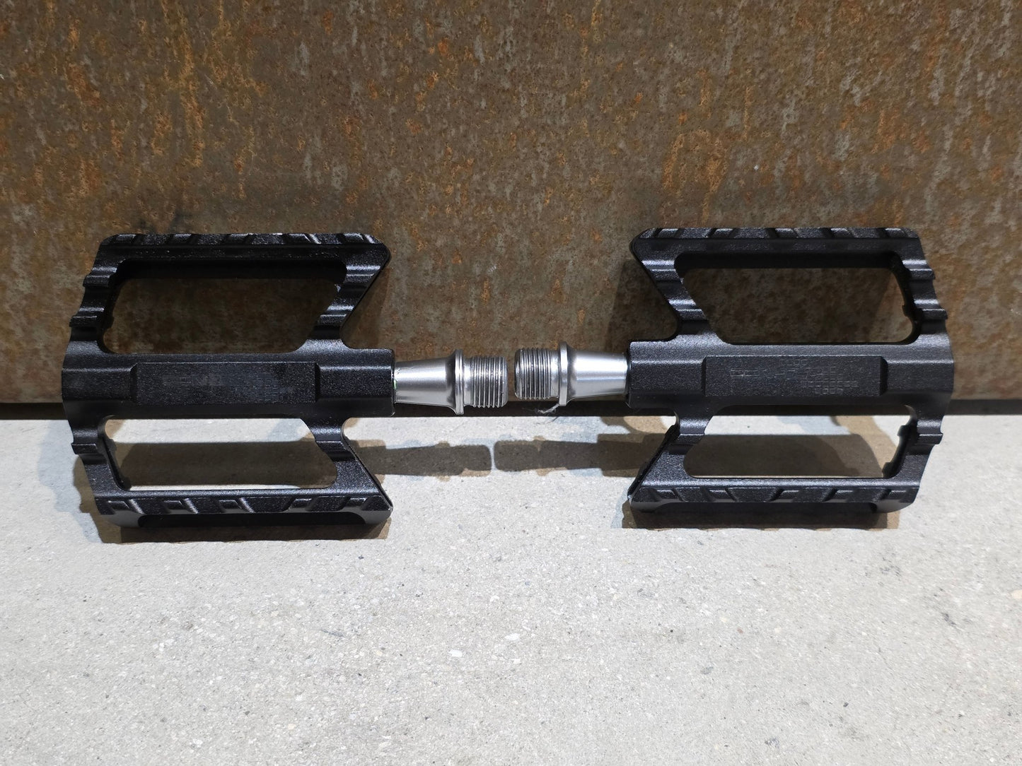 Pedale von Contec, CONTEC TRAIL2 PLATTFORM / MOUNTAINBIKE PEDAL vor USEDBIKES - OB.DE Hintergrund