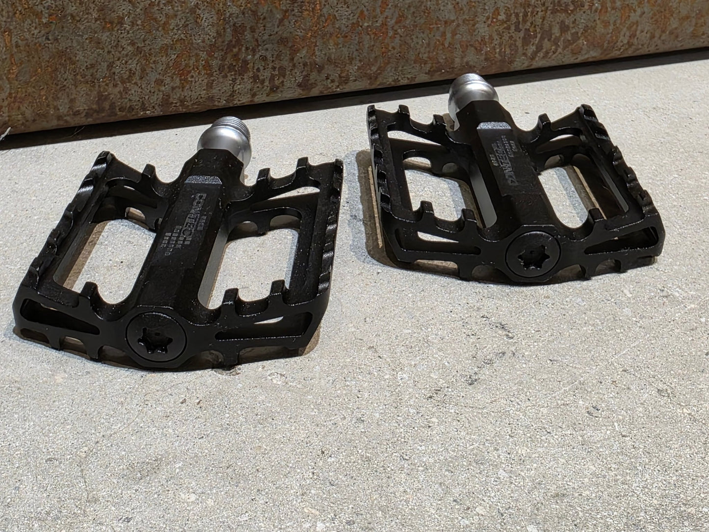 Pedale von Contec, CONTEC TRAIL2 PLATTFORM / MOUNTAINBIKE PEDAL vor USEDBIKES - OB.DE Hintergrund