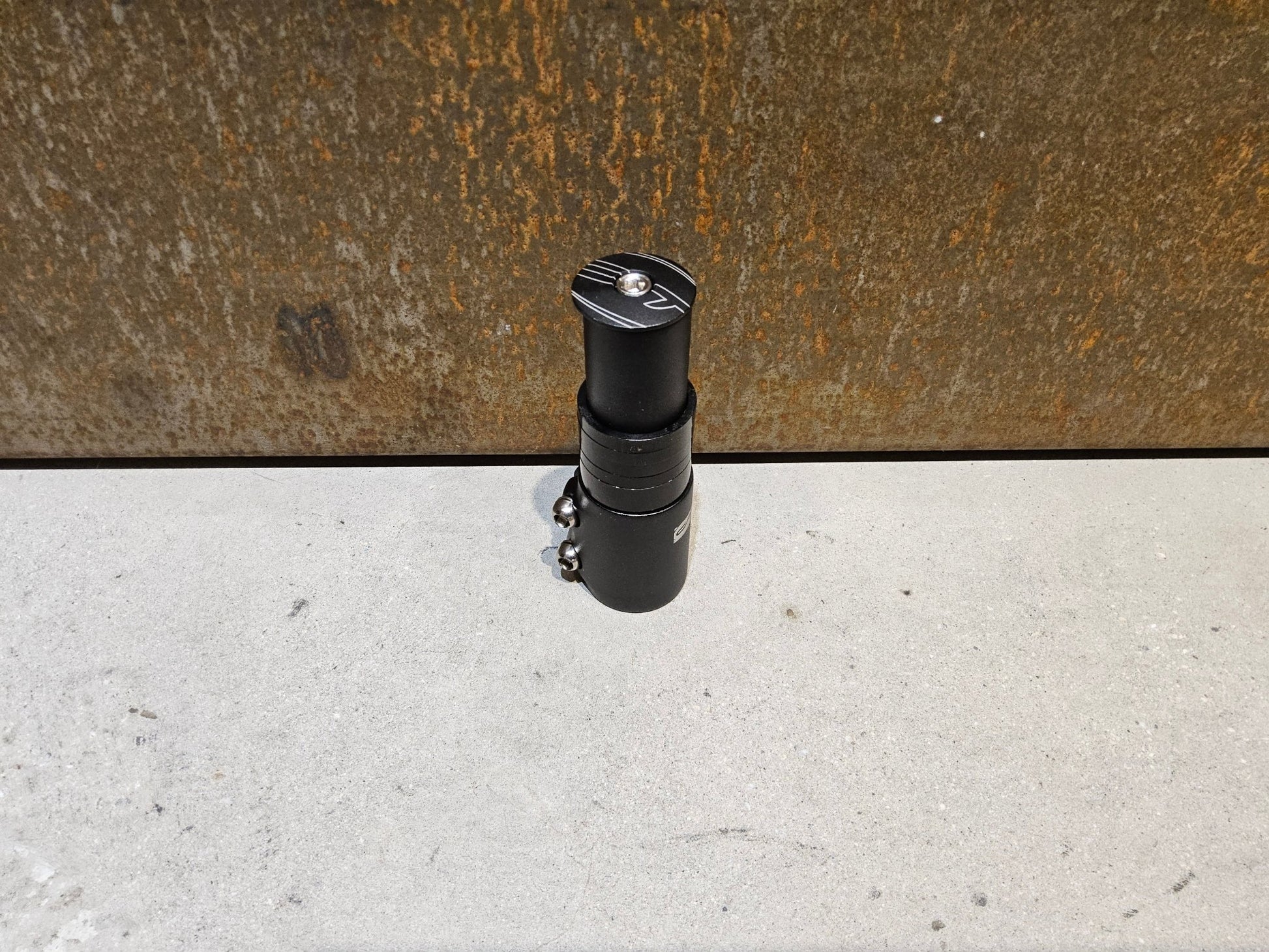 Zubehör von Contec, CONTEC VORBAUERHÖHUNG HEADS - UP 1 1/8 ZOLL GABELSCHAFTVERLÄNGERUNG in variant_title vor USEDBIKES - OB.DE Hintergrund