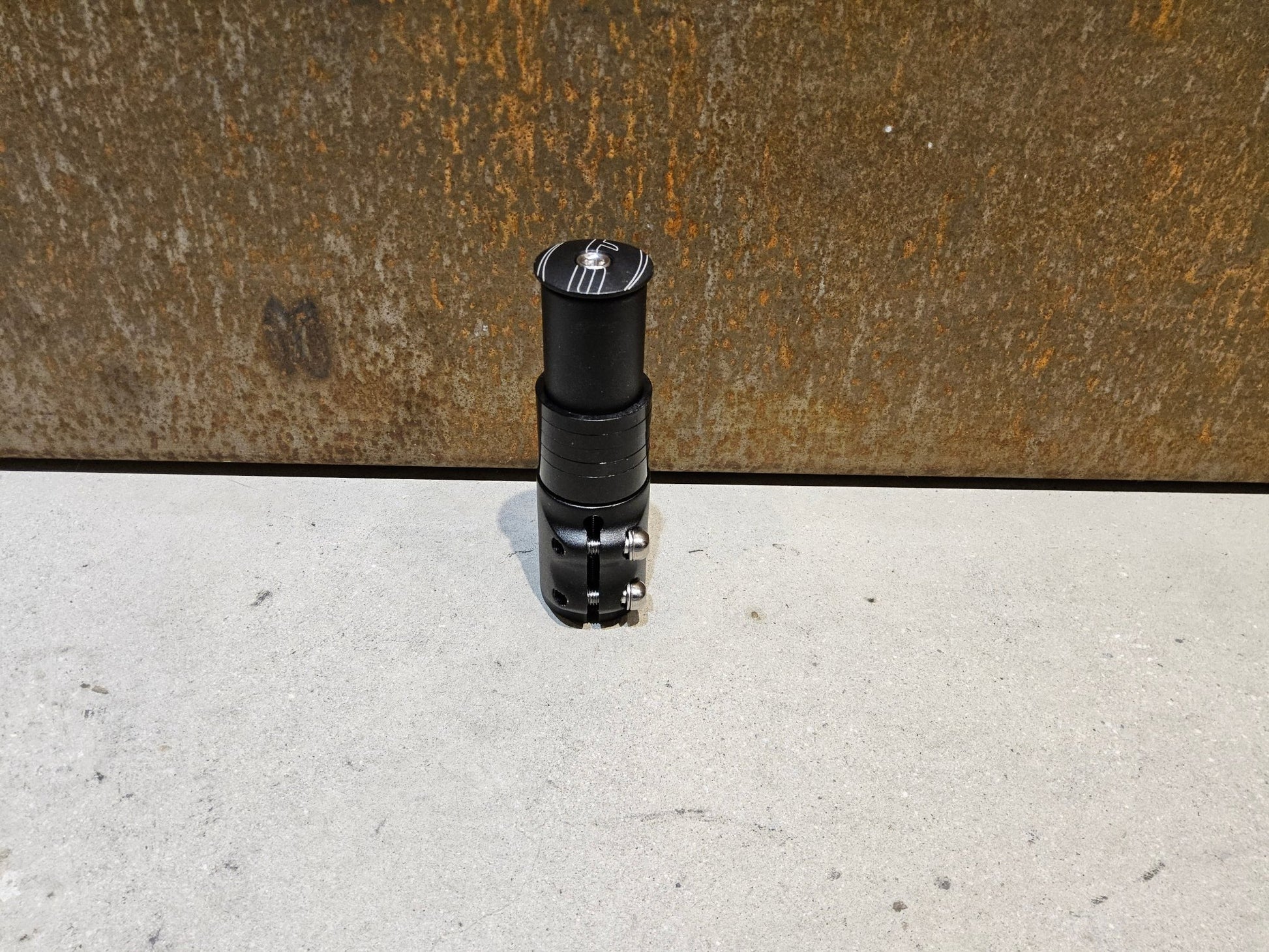 Zubehör von Contec, CONTEC VORBAUERHÖHUNG HEADS - UP 1 1/8 ZOLL GABELSCHAFTVERLÄNGERUNG in variant_title vor USEDBIKES - OB.DE Hintergrund