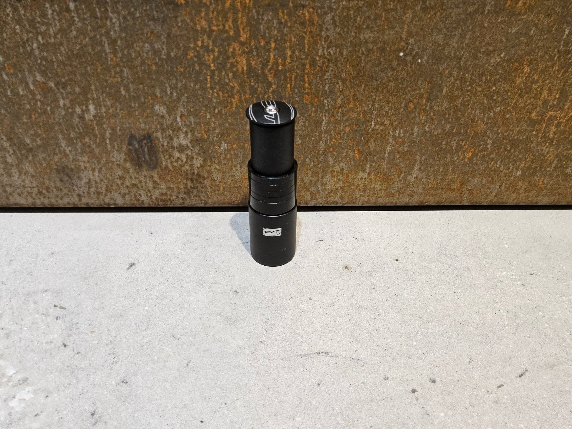 Zubehör von Contec, CONTEC VORBAUERHÖHUNG HEADS - UP 1 1/8 ZOLL GABELSCHAFTVERLÄNGERUNG in variant_title vor USEDBIKES - OB.DE Hintergrund