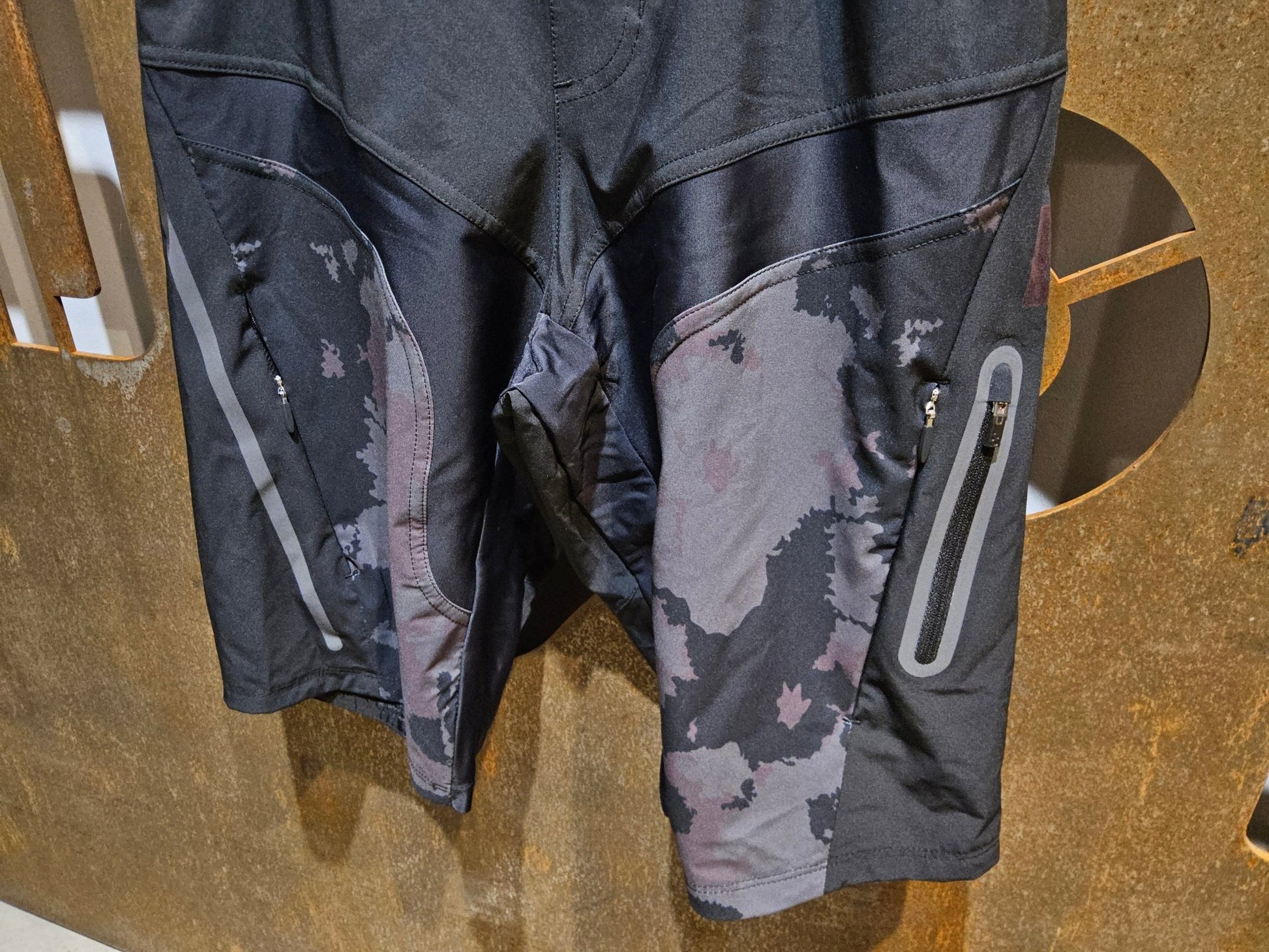 Hosen Herren von Craft, CRAFT HALE XT SHORTS / KURZE HOSE / HERREN / BLACK/MULTI in variant_title vor USEDBIKES - OB.DE Hintergrund