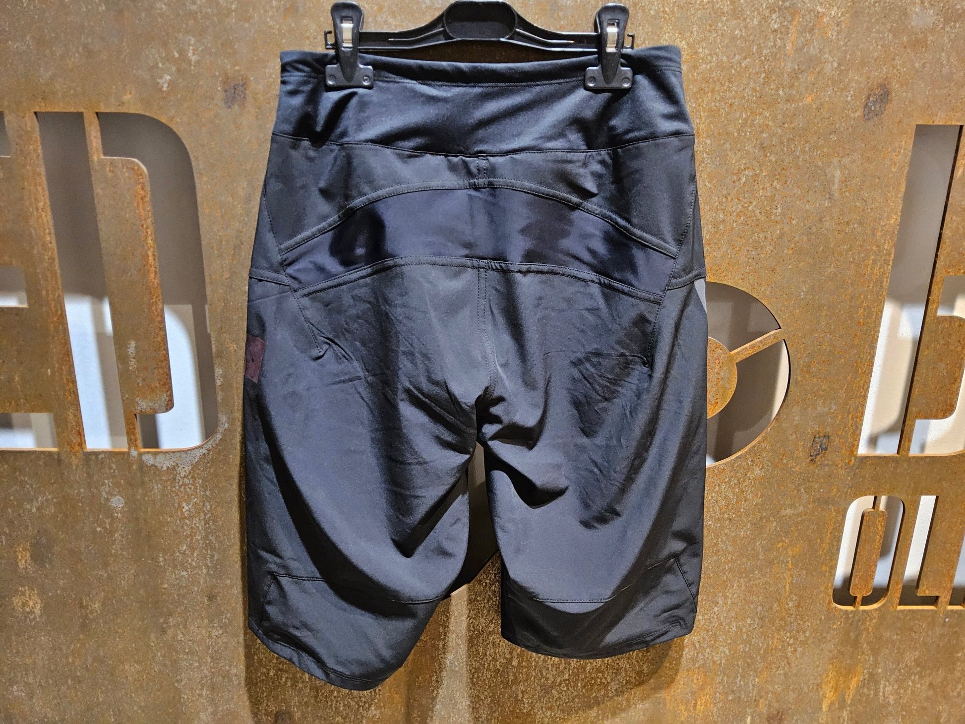 Hosen Herren von Craft, CRAFT HALE XT SHORTS / KURZE HOSE / HERREN / BLACK/MULTI in variant_title vor USEDBIKES - OB.DE Hintergrund