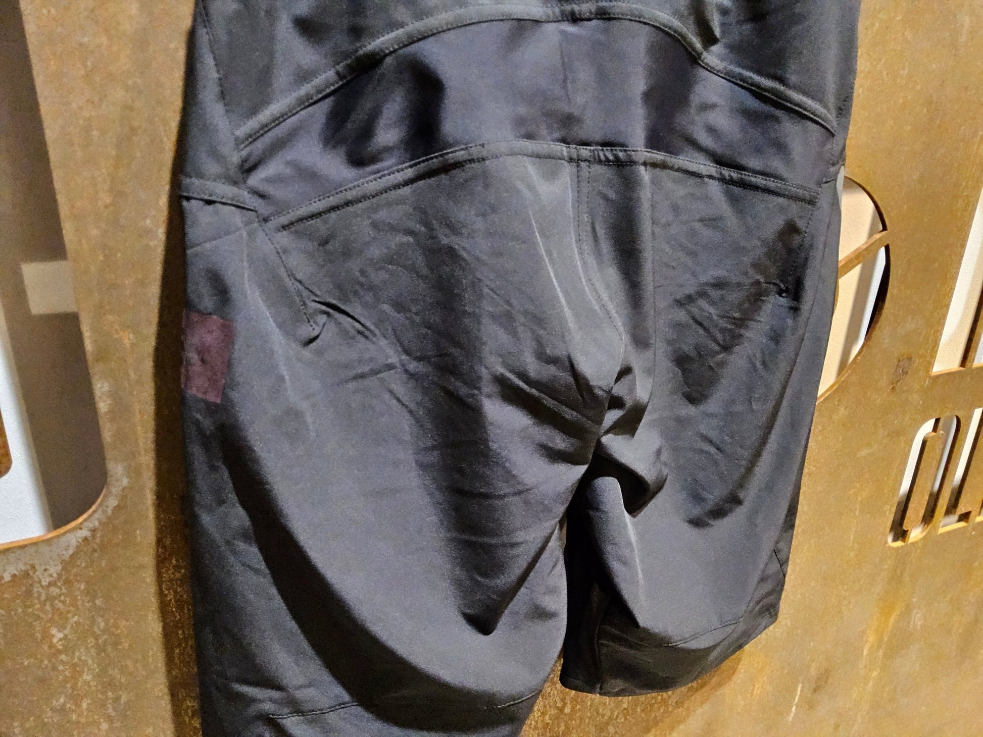 Hosen Herren von Craft, CRAFT HALE XT SHORTS / KURZE HOSE / HERREN / BLACK/MULTI in variant_title vor USEDBIKES - OB.DE Hintergrund