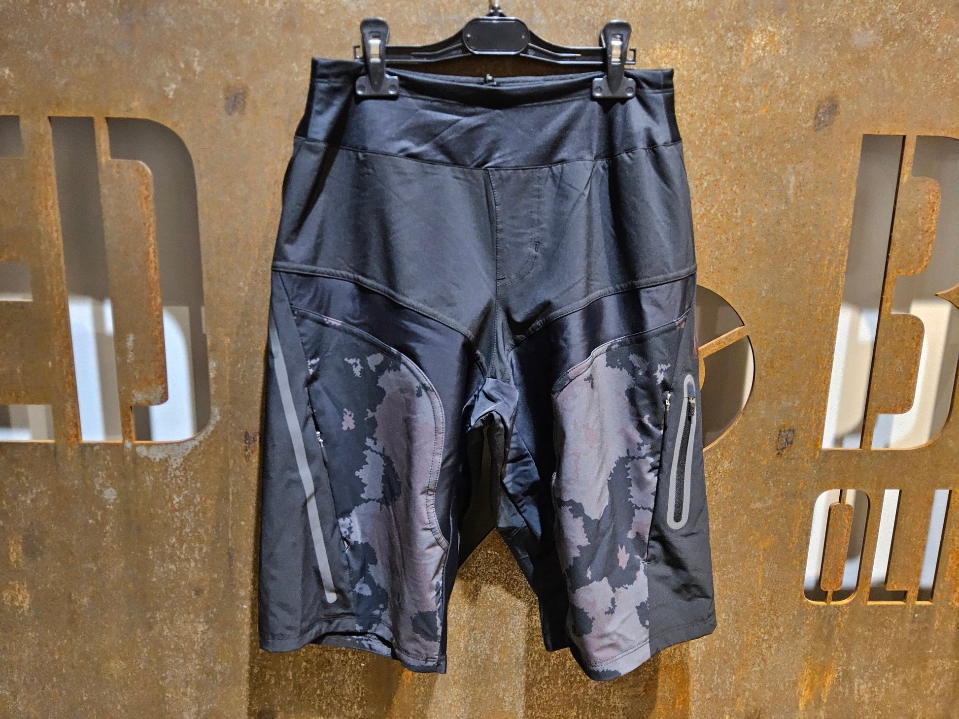 Hosen Herren von Craft, CRAFT HALE XT SHORTS / KURZE HOSE / HERREN / BLACK/MULTI in variant_title vor USEDBIKES - OB.DE Hintergrund