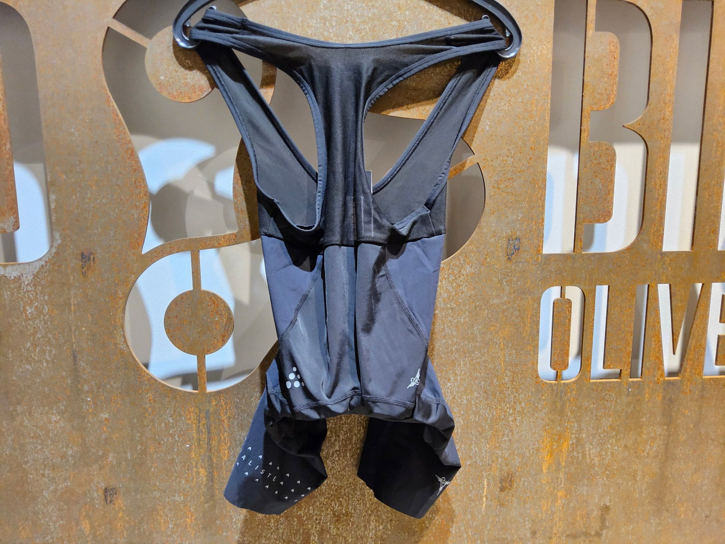 Hosen Damen von Craft, CRAFT SPECIALISTE BIB SHORTS / KURZE HOSE / DAMEN / BLACK/GREY in variant_title vor USEDBIKES - OB.DE Hintergrund