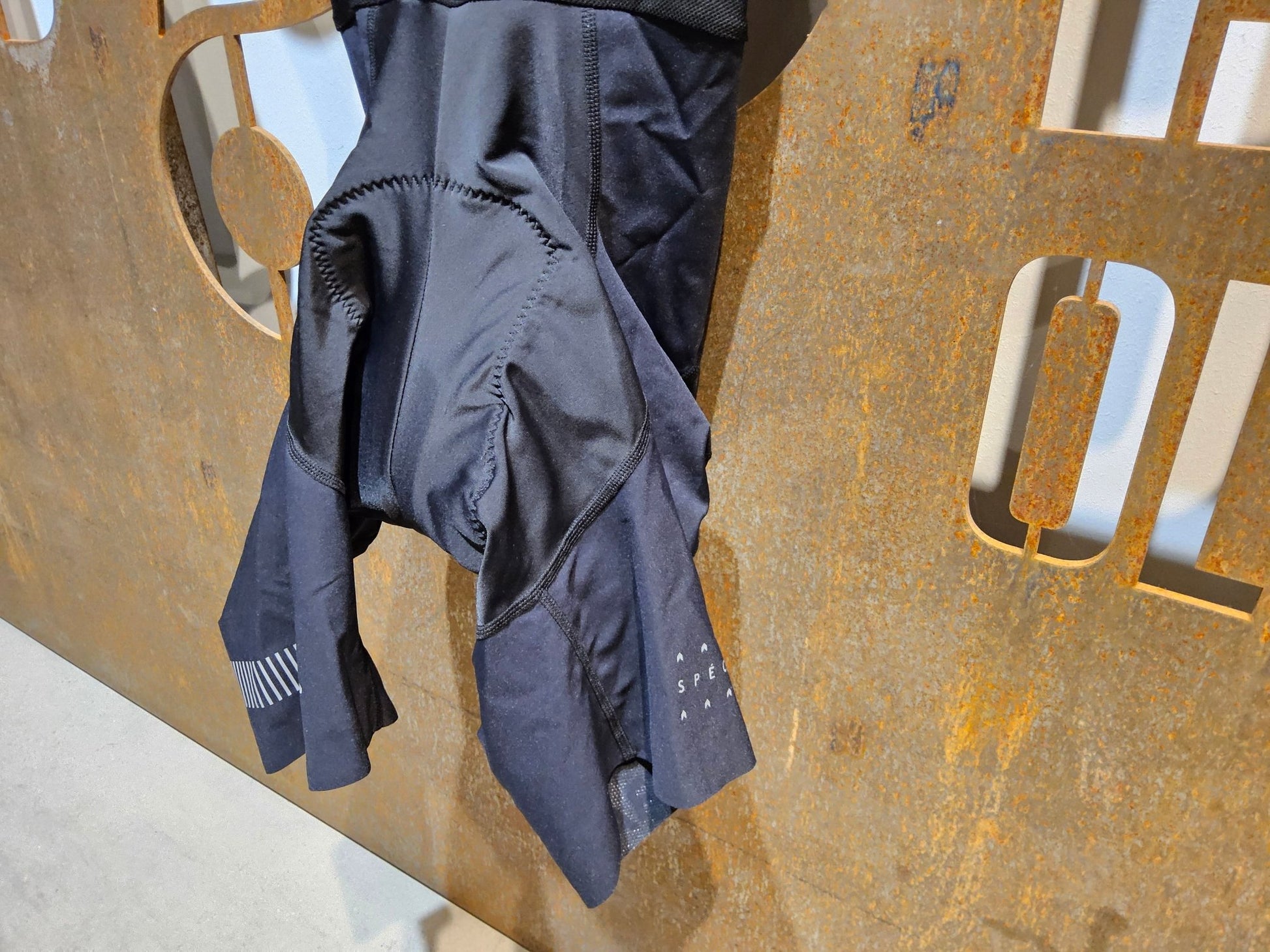 Hosen Herren von Craft, CRAFT SPECIALISTE BIB SHORTS / KURZE HOSE / HERREN / BLACK/GREY in variant_title vor USEDBIKES - OB.DE Hintergrund