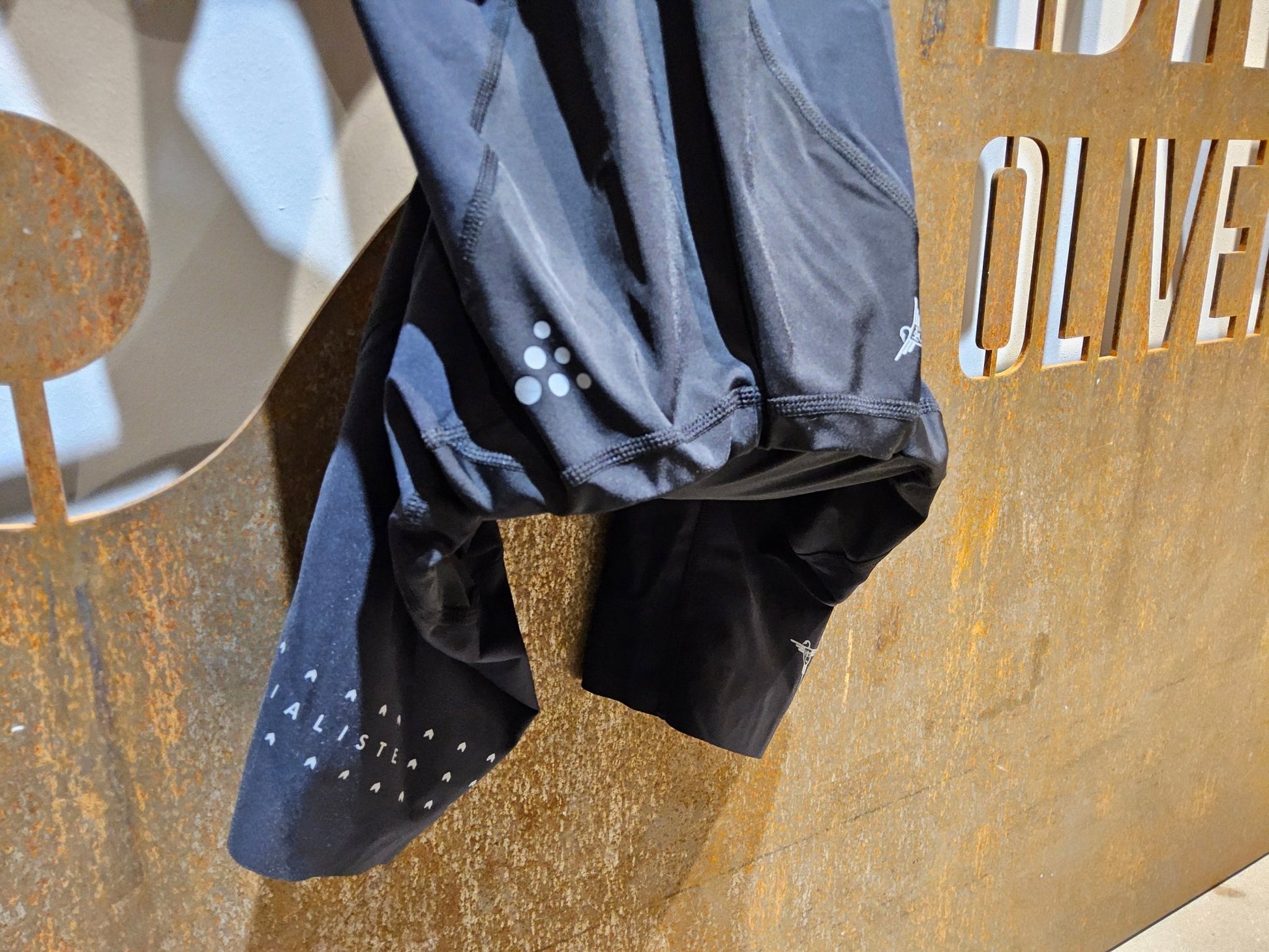 Hosen Herren von Craft, CRAFT SPECIALISTE BIB SHORTS / KURZE HOSE / HERREN / BLACK/GREY in variant_title vor USEDBIKES - OB.DE Hintergrund