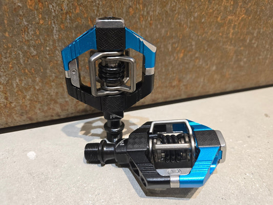 Pedale von Crankbrothers, CRANKBROTHERS KLICKPEDAL CANDY 7 / ELECTRIC BLUE B - WARE in variant_title vor USEDBIKES - OB.DE Hintergrund