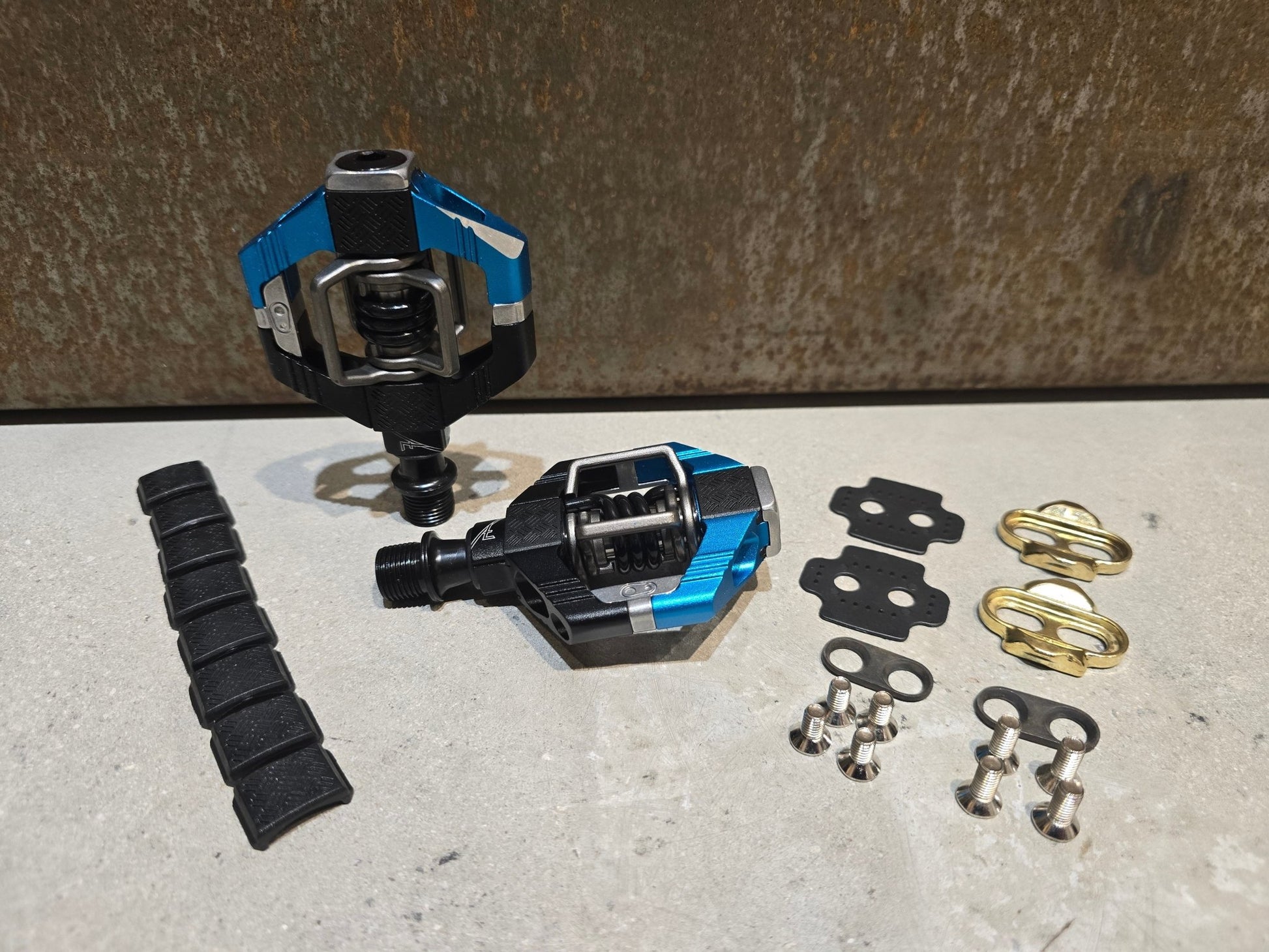 Pedale von Crankbrothers, CRANKBROTHERS KLICKPEDAL CANDY 7 / ELECTRIC BLUE B - WARE in variant_title vor USEDBIKES - OB.DE Hintergrund