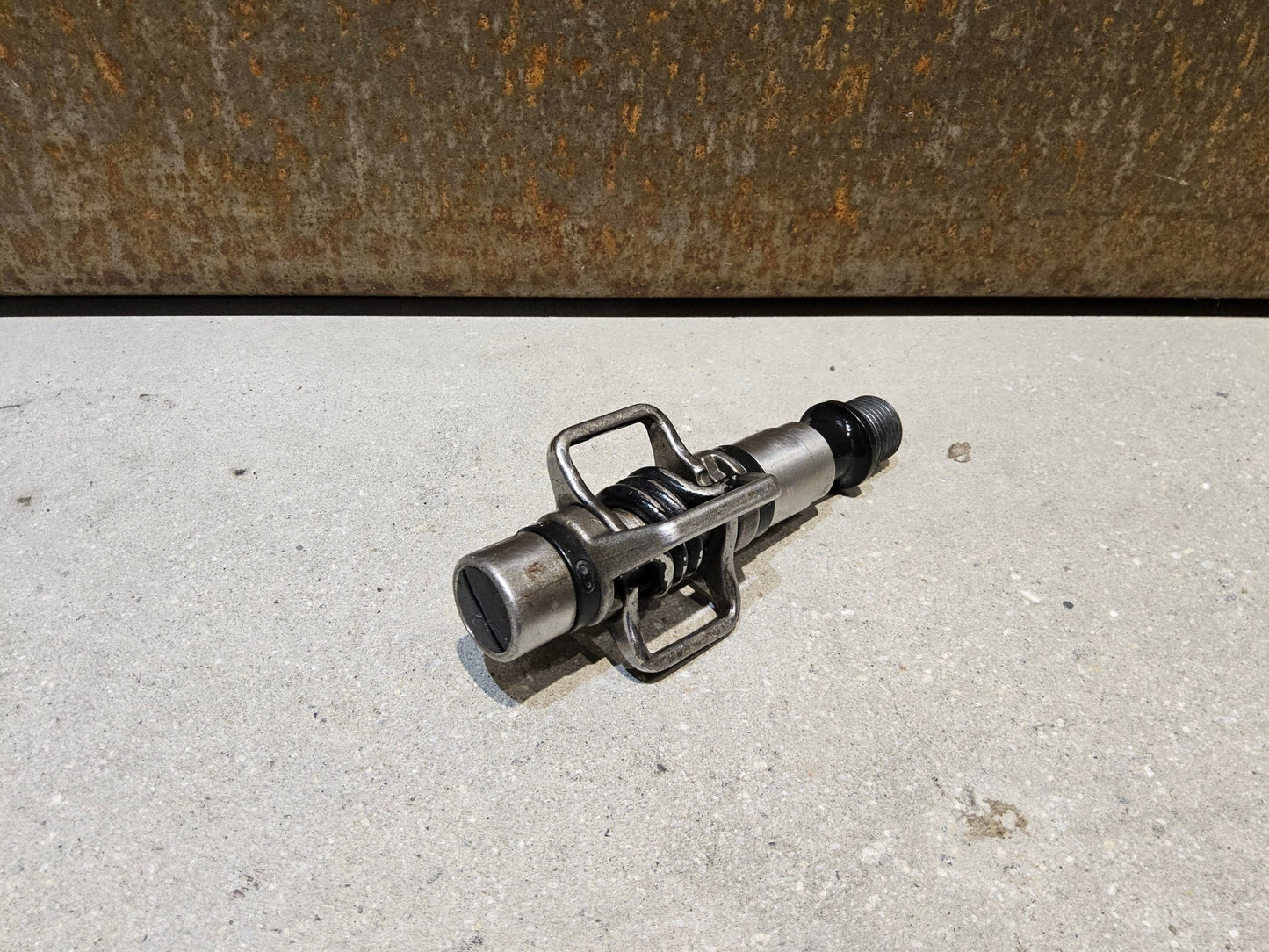 Pedale von Crankbrothers, CRANKBROTHERS KLICKPEDAL EGGBEATER 2 vor USEDBIKES - OB.DE Hintergrund