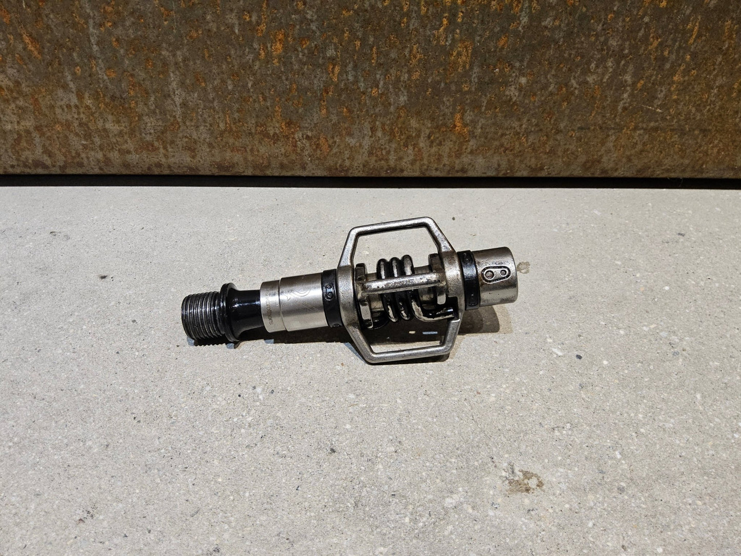 Pedale von Crankbrothers, CRANKBROTHERS KLICKPEDAL EGGBEATER 2 vor USEDBIKES - OB.DE Hintergrund