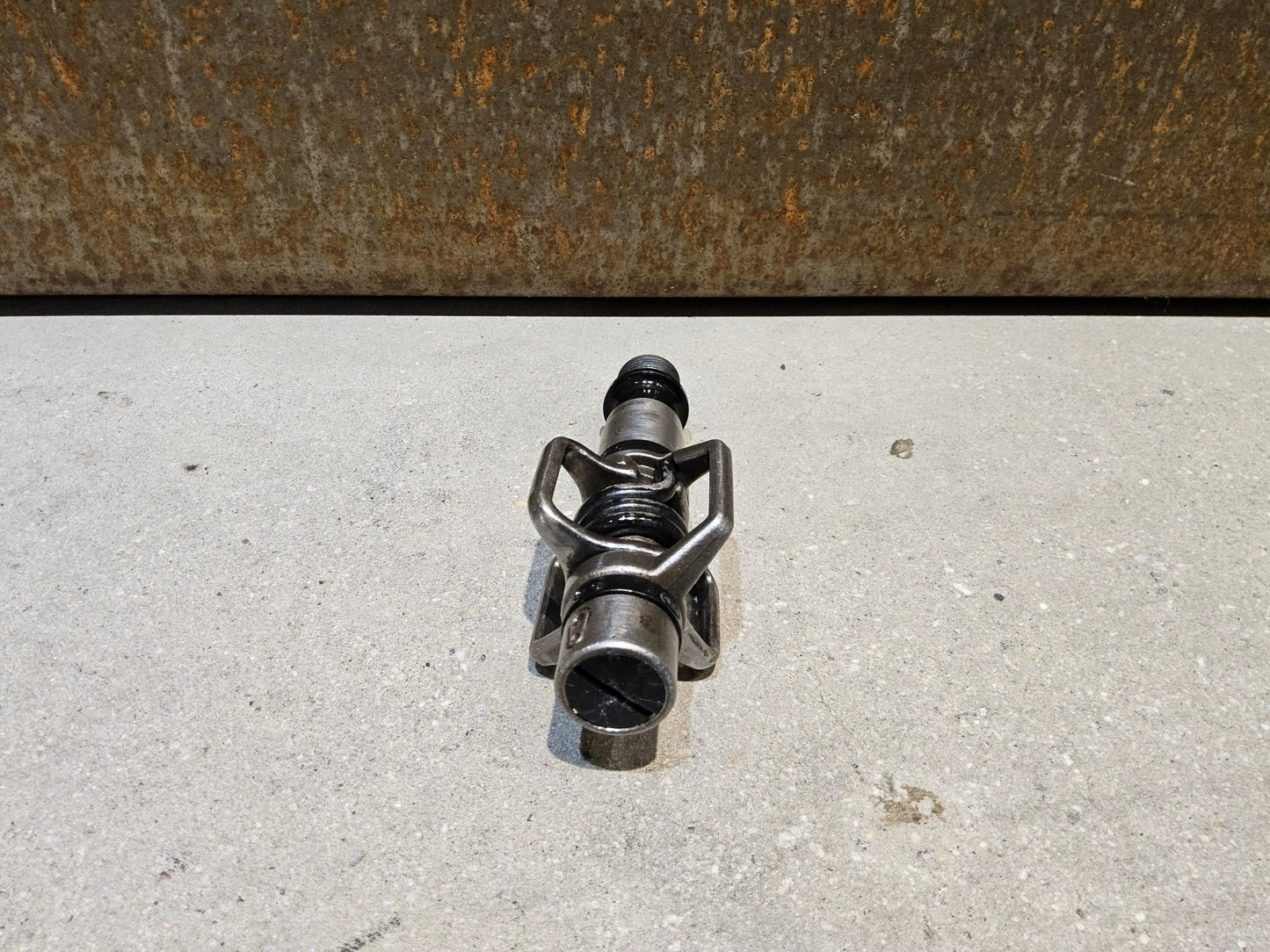 Pedale von Crankbrothers, CRANKBROTHERS KLICKPEDAL EGGBEATER 2 vor USEDBIKES - OB.DE Hintergrund
