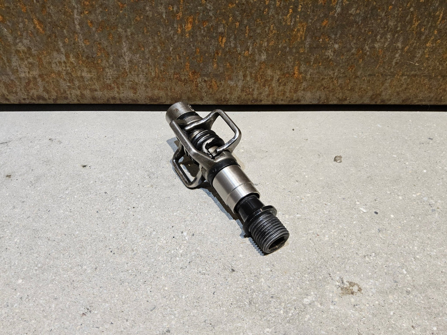 Pedale von Crankbrothers, CRANKBROTHERS KLICKPEDAL EGGBEATER 2 vor USEDBIKES - OB.DE Hintergrund