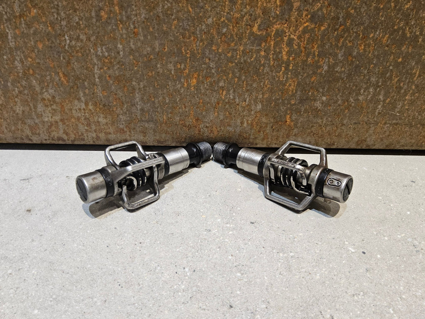 Pedale von Crankbrothers, CRANKBROTHERS KLICKPEDAL EGGBEATER 2 vor USEDBIKES - OB.DE Hintergrund