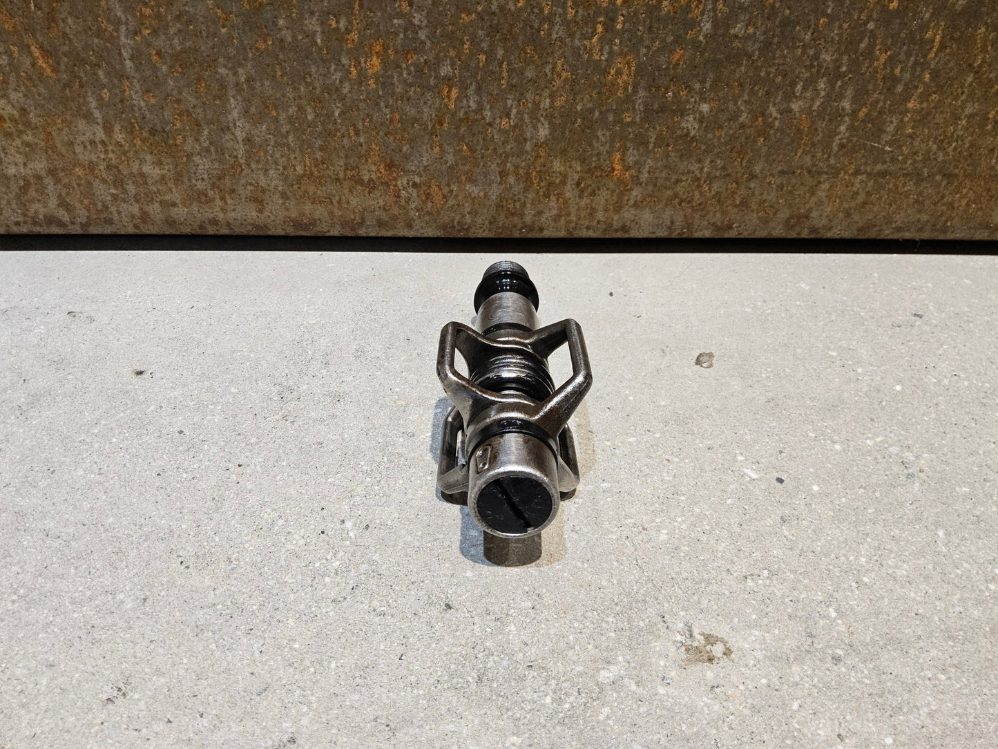 Pedale von Crankbrothers, CRANKBROTHERS KLICKPEDAL EGGBEATER 2 vor USEDBIKES - OB.DE Hintergrund