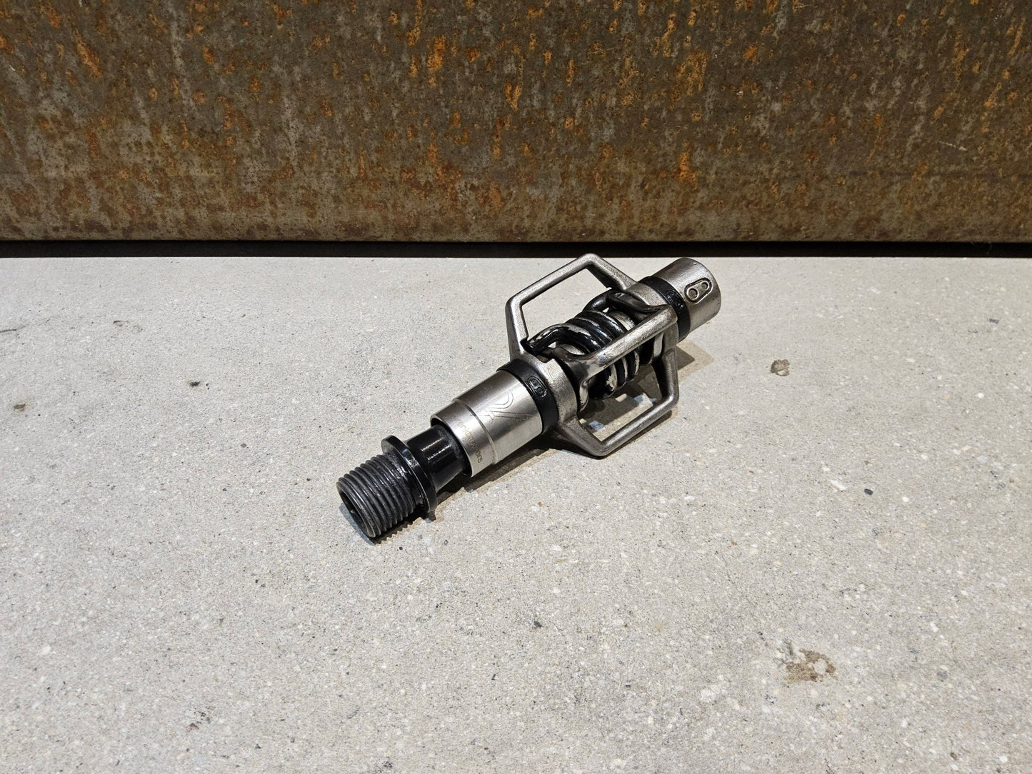 Pedale von Crankbrothers, CRANKBROTHERS KLICKPEDAL EGGBEATER 2 vor USEDBIKES - OB.DE Hintergrund