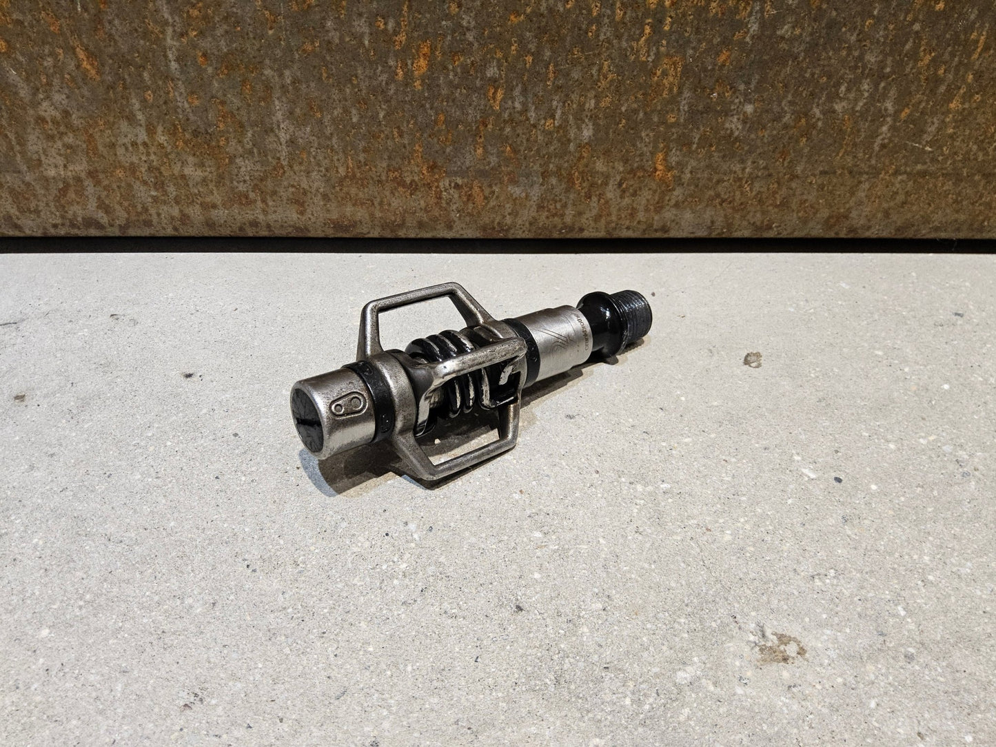 Pedale von Crankbrothers, CRANKBROTHERS KLICKPEDAL EGGBEATER 2 vor USEDBIKES - OB.DE Hintergrund