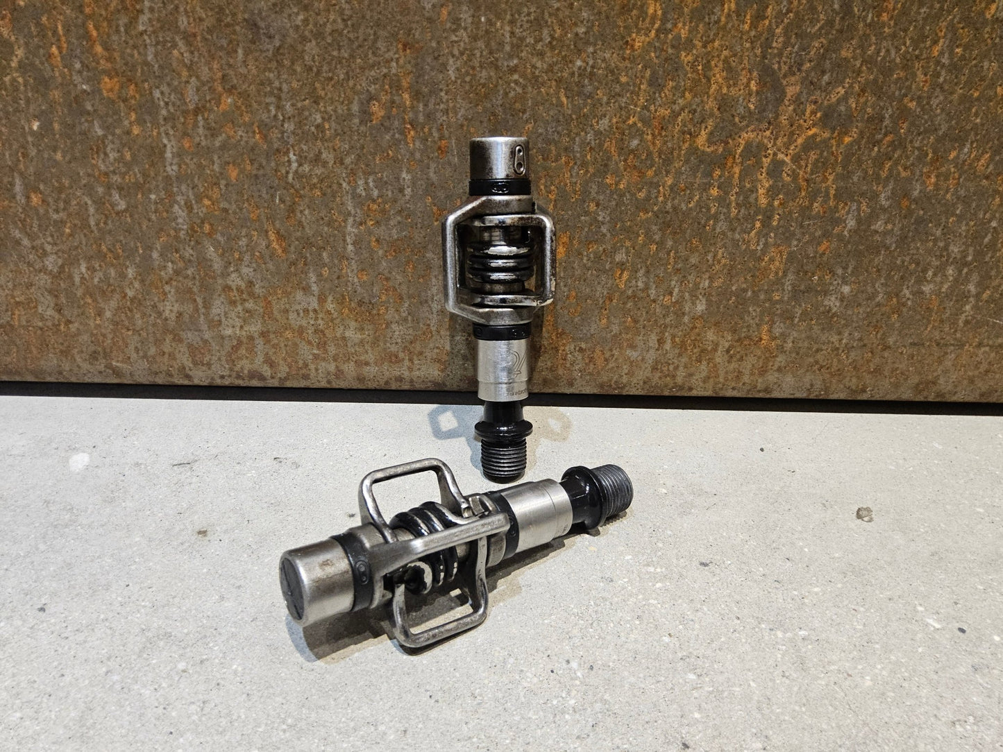 Pedale von Crankbrothers, CRANKBROTHERS KLICKPEDAL EGGBEATER 2 vor USEDBIKES - OB.DE Hintergrund