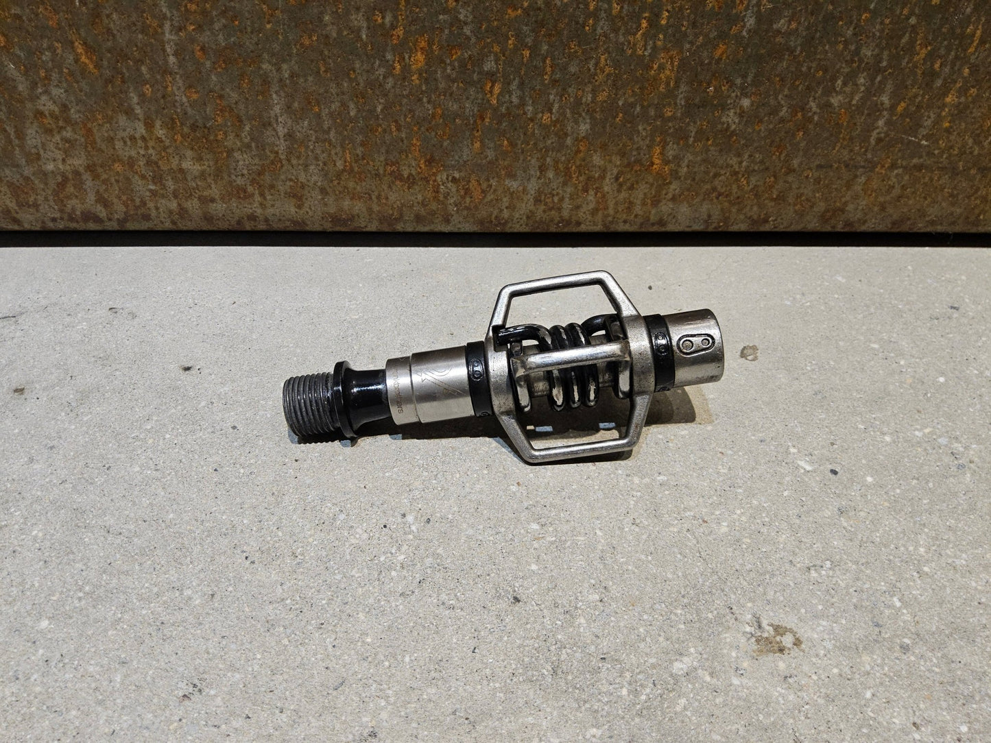 Pedale von Crankbrothers, CRANKBROTHERS KLICKPEDAL EGGBEATER 2 vor USEDBIKES - OB.DE Hintergrund