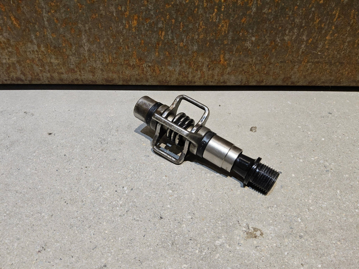 Pedale von Crankbrothers, CRANKBROTHERS KLICKPEDAL EGGBEATER 2 vor USEDBIKES - OB.DE Hintergrund