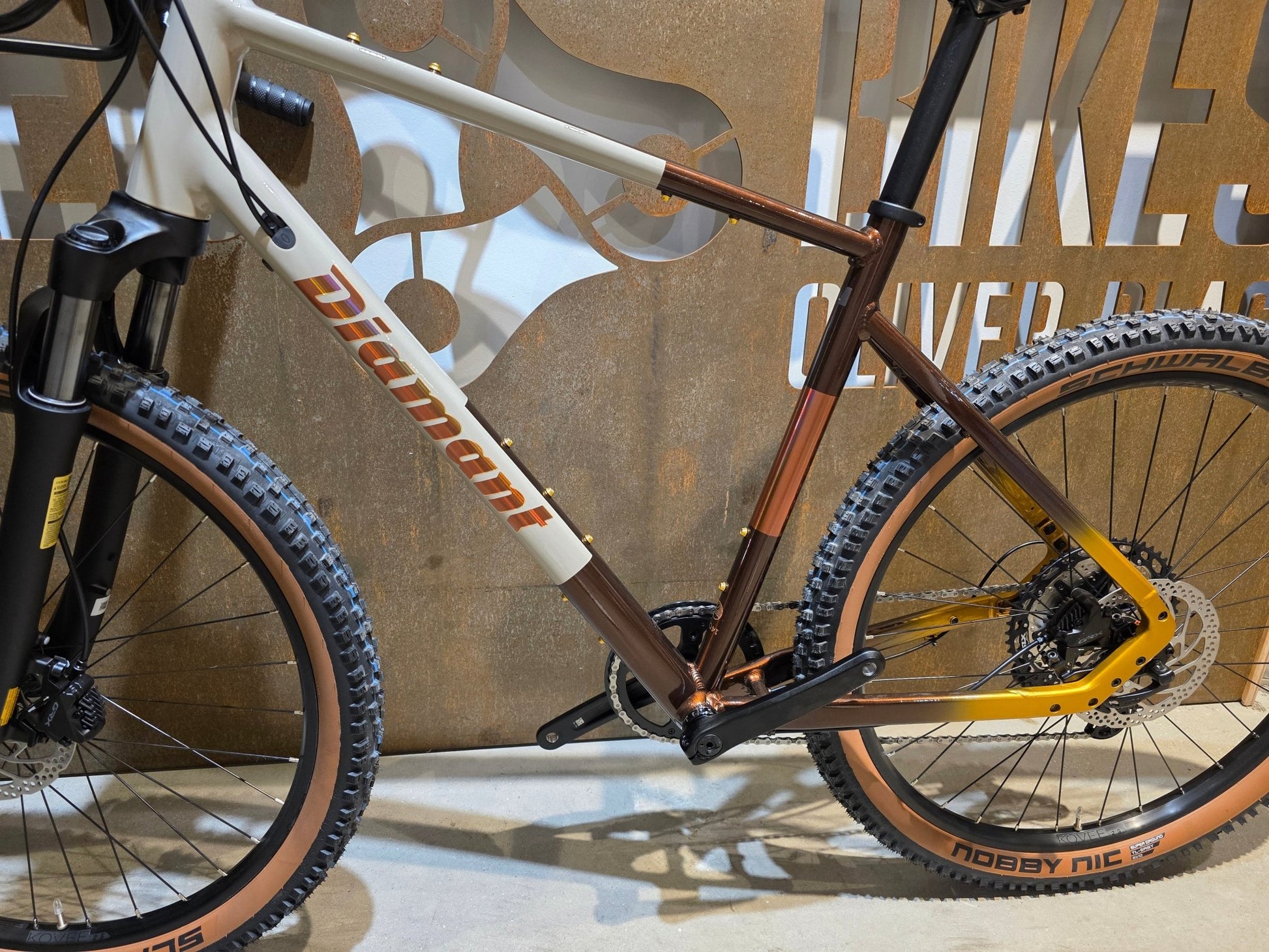 Gravel/Cyclocross von Diamant, DIAMANT 140 STEPOVER / MOKKALATTE DUOTONE / L vor USEDBIKES - OB.DE Hintergrund