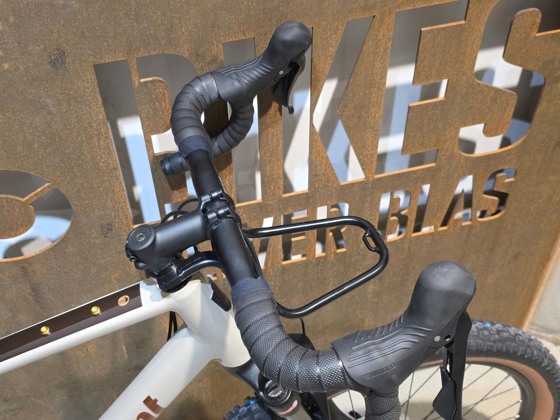 Gravel/Cyclocross von Diamant, DIAMANT 140 STEPOVER / MOKKALATTE DUOTONE / L vor USEDBIKES - OB.DE Hintergrund