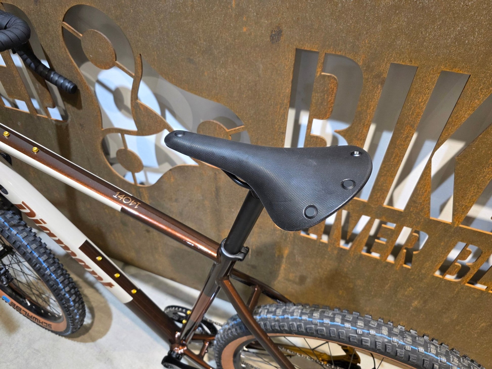 Gravel/Cyclocross von Diamant, DIAMANT 140 STEPOVER / MOKKALATTE DUOTONE / L vor USEDBIKES - OB.DE Hintergrund