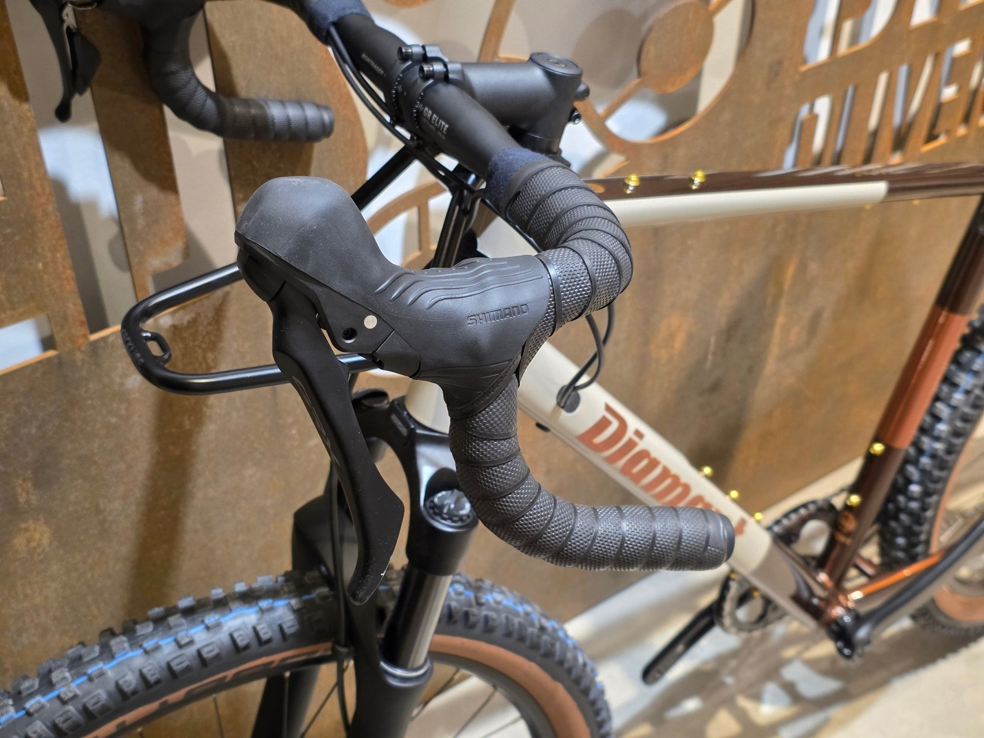 Gravel/Cyclocross von Diamant, DIAMANT 140 STEPOVER / MOKKALATTE DUOTONE / L vor USEDBIKES - OB.DE Hintergrund